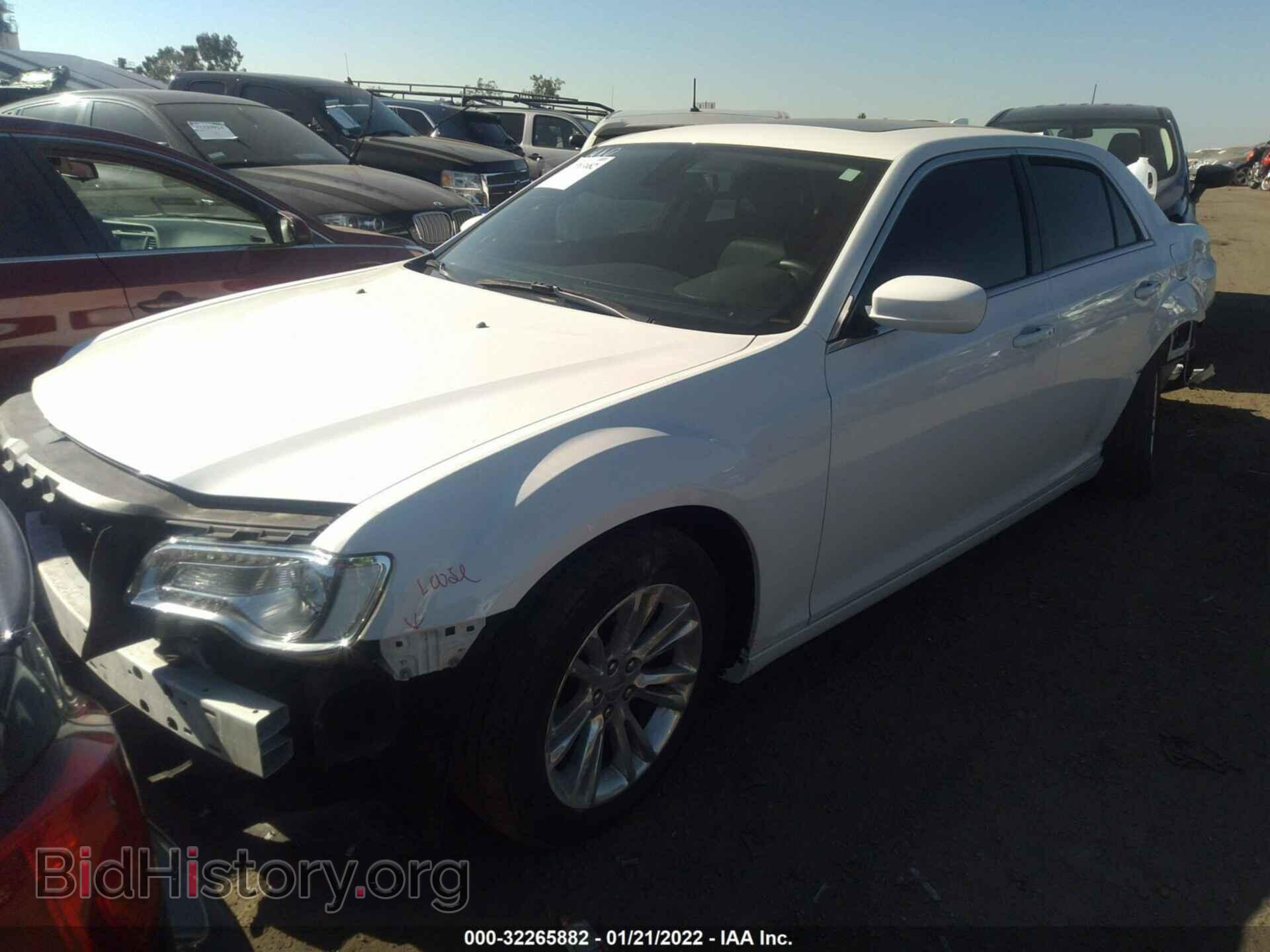 2018 CHRYSLER 300 - VIN: 2C3CCAAG4JH331011 - Фото 2