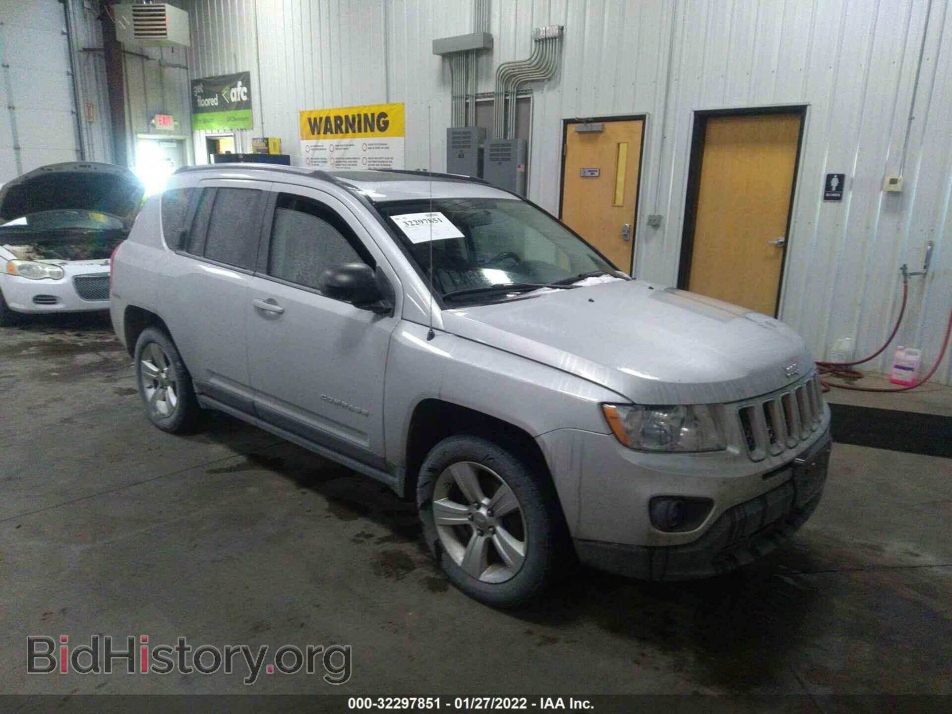 Photo 1J4NF1FB4BD158561 - JEEP COMPASS 2011
