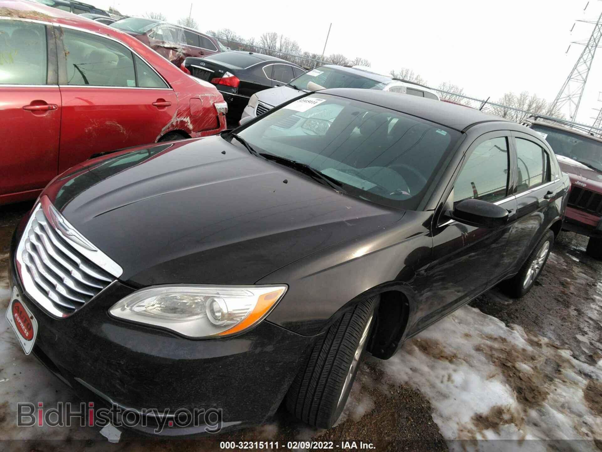 2013 CHRYSLER 200 - VIN: 1C3CCBAB3DN734113 - Фото 2
