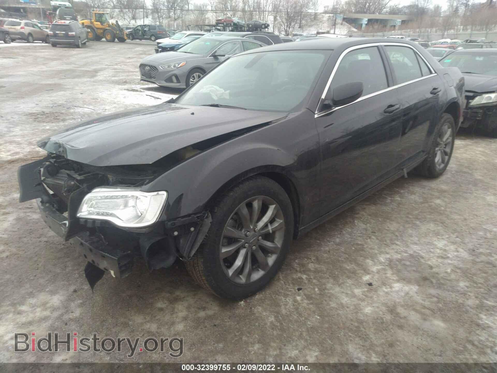 2016 CHRYSLER 300 - VIN: 2C3CCARG3GH200021 - Фото 2