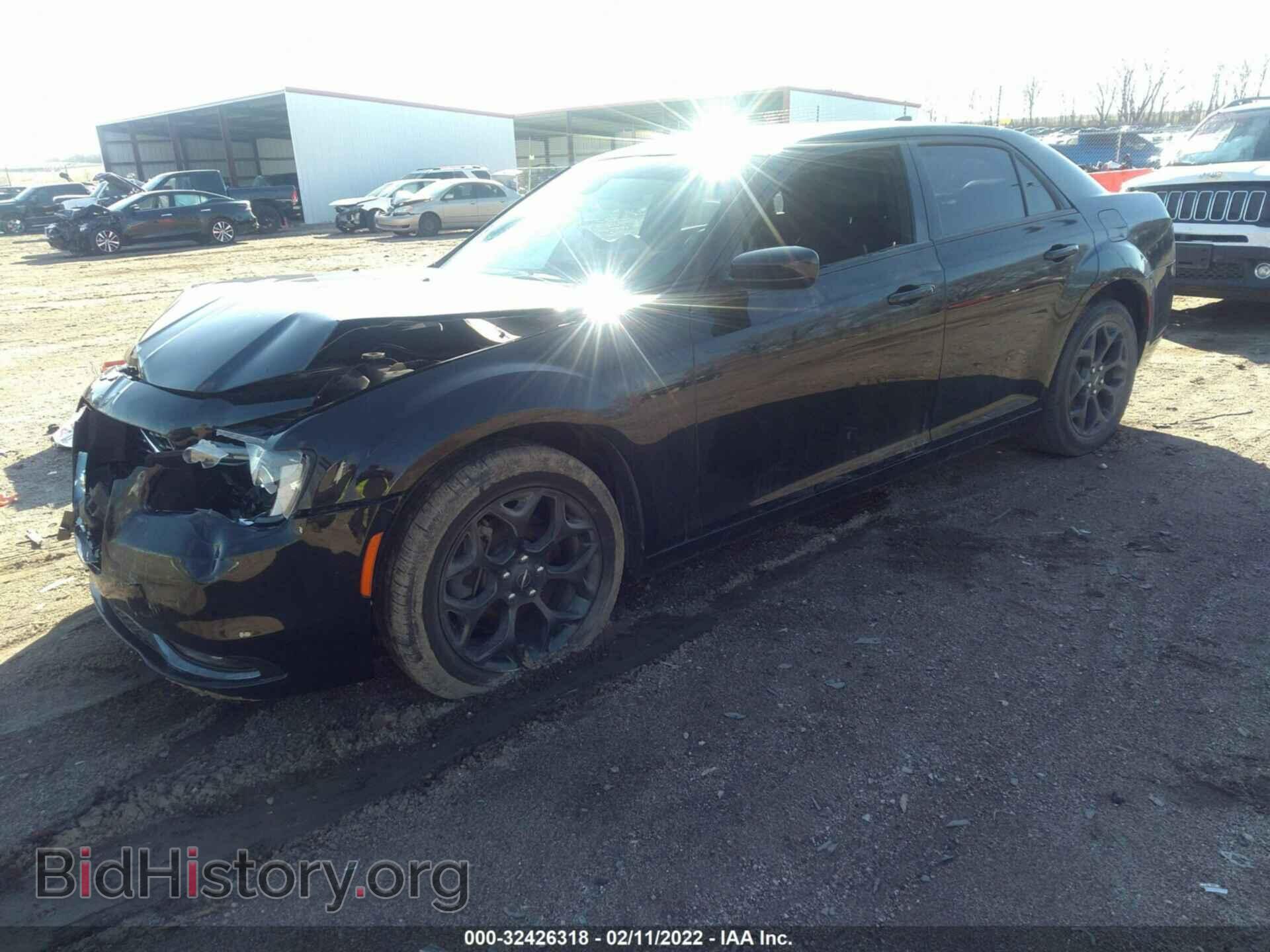 2019 CHRYSLER 300 - VIN: 2C3CCAGG9KH524201 - Фото 2