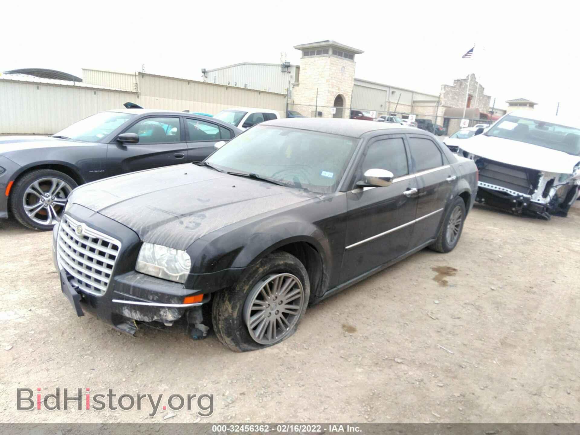 2010 CHRYSLER 300 - VIN: 2C3CA5CVXAH324928 - Фото 2