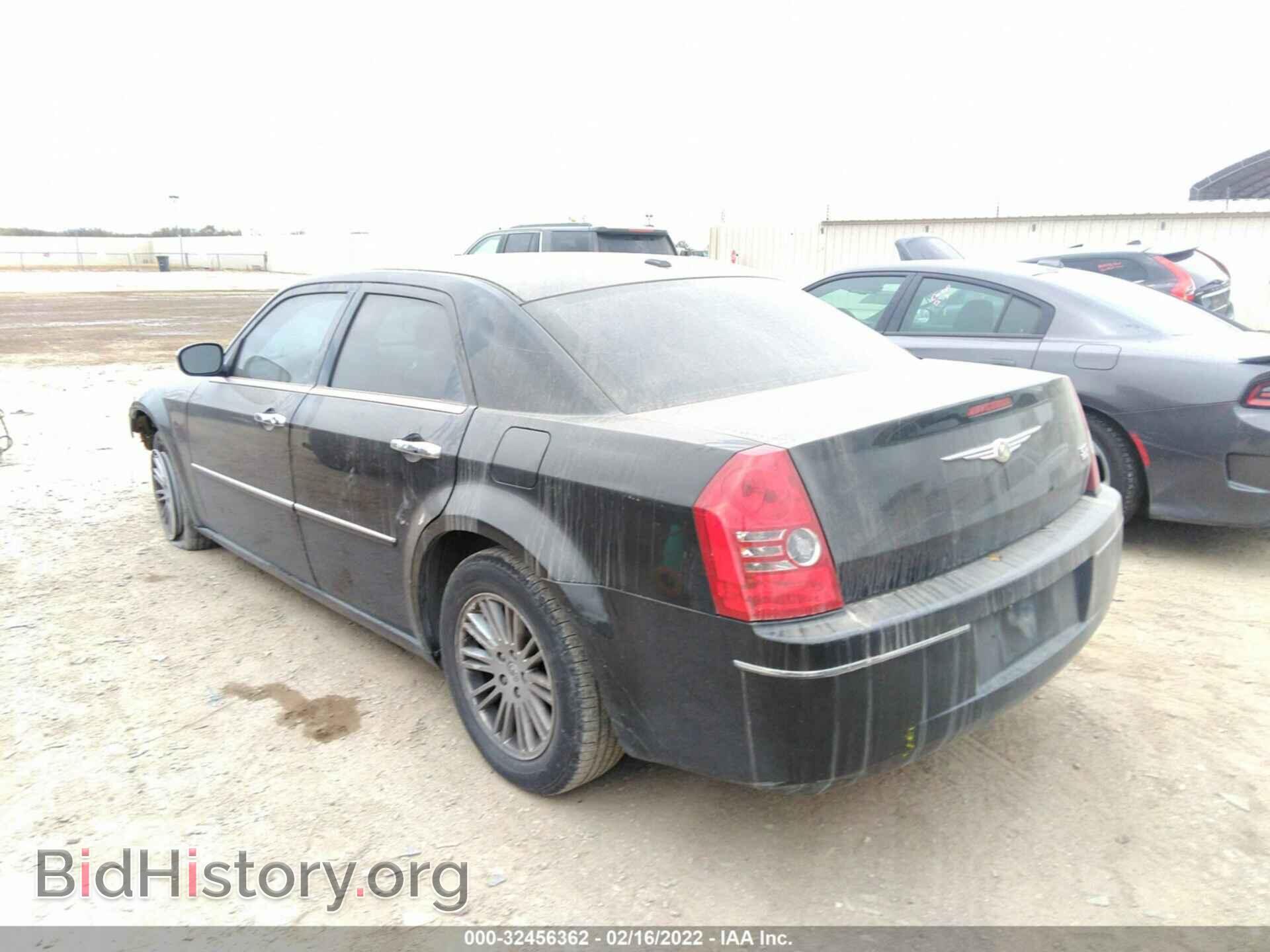 2010 CHRYSLER 300 - VIN: 2C3CA5CVXAH324928 - Фото 3