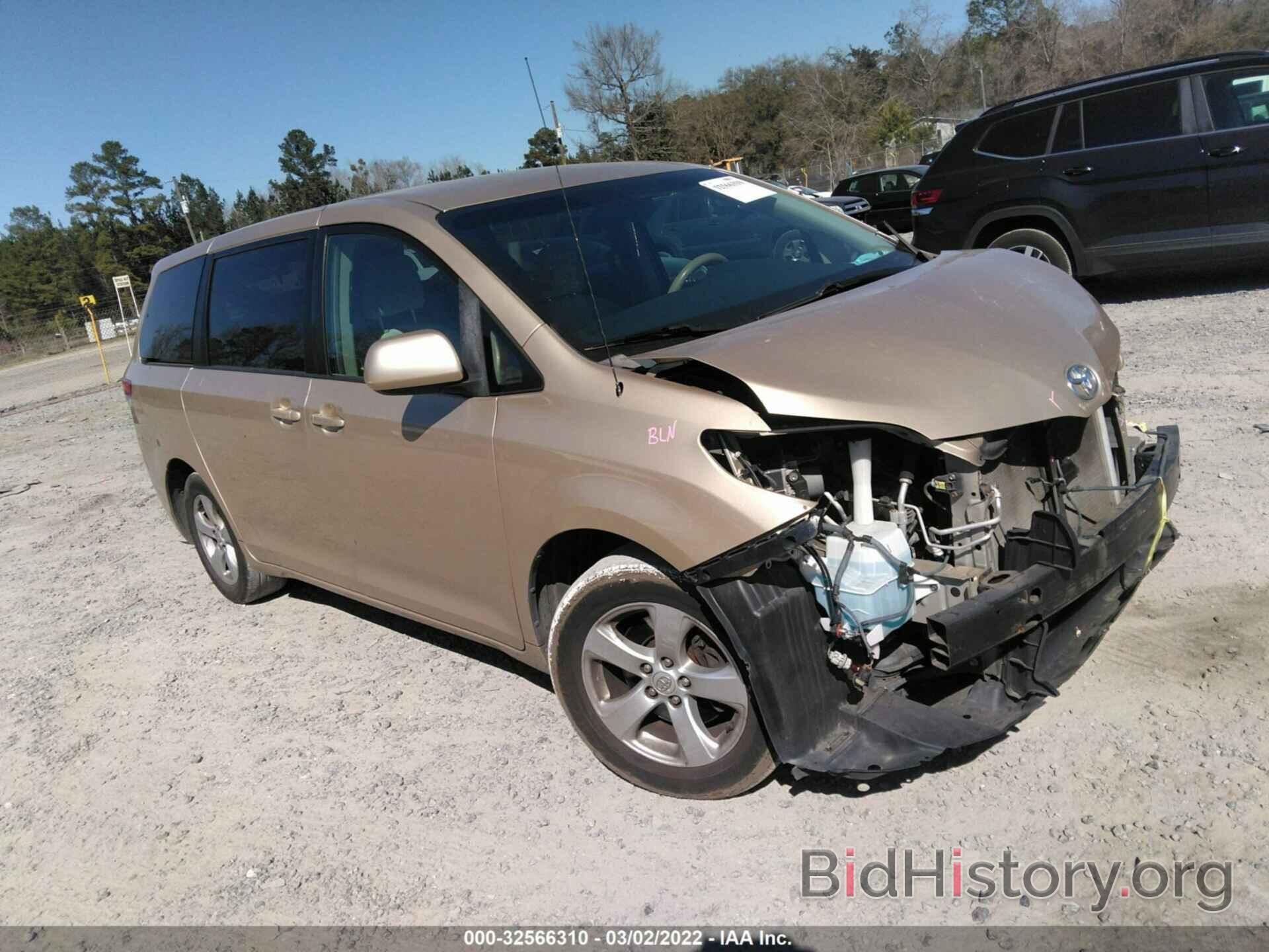 Photo 5TDKA3DC2BS006250 - TOYOTA SIENNA 2011