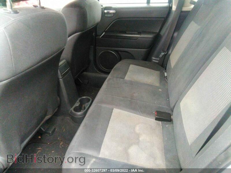 2011 Jeep COMPASS (VIN 1J4NT1FA9BD215742) — photo 8 of 11