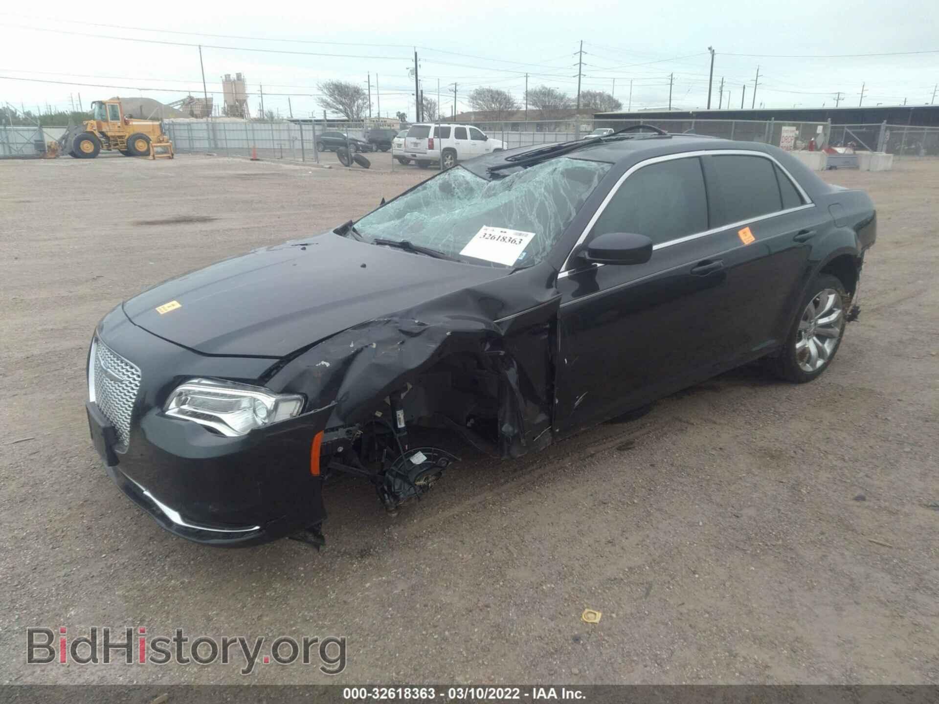 2019 CHRYSLER 300 - VIN: 2C3CCAAGXKH517119 - Фото 2