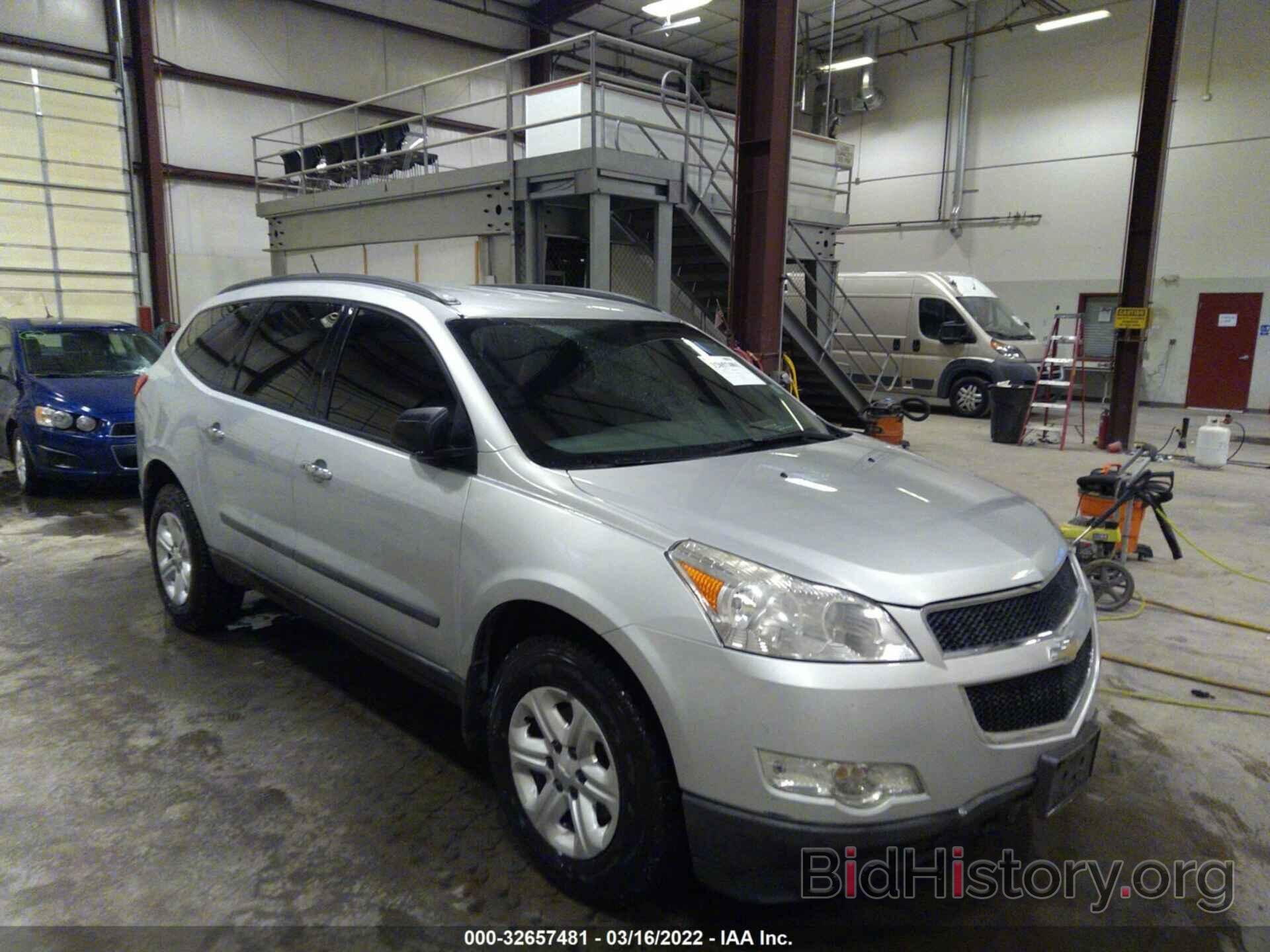 Photo 1GNKRFED0CJ138043 - CHEVROLET TRAVERSE 2012