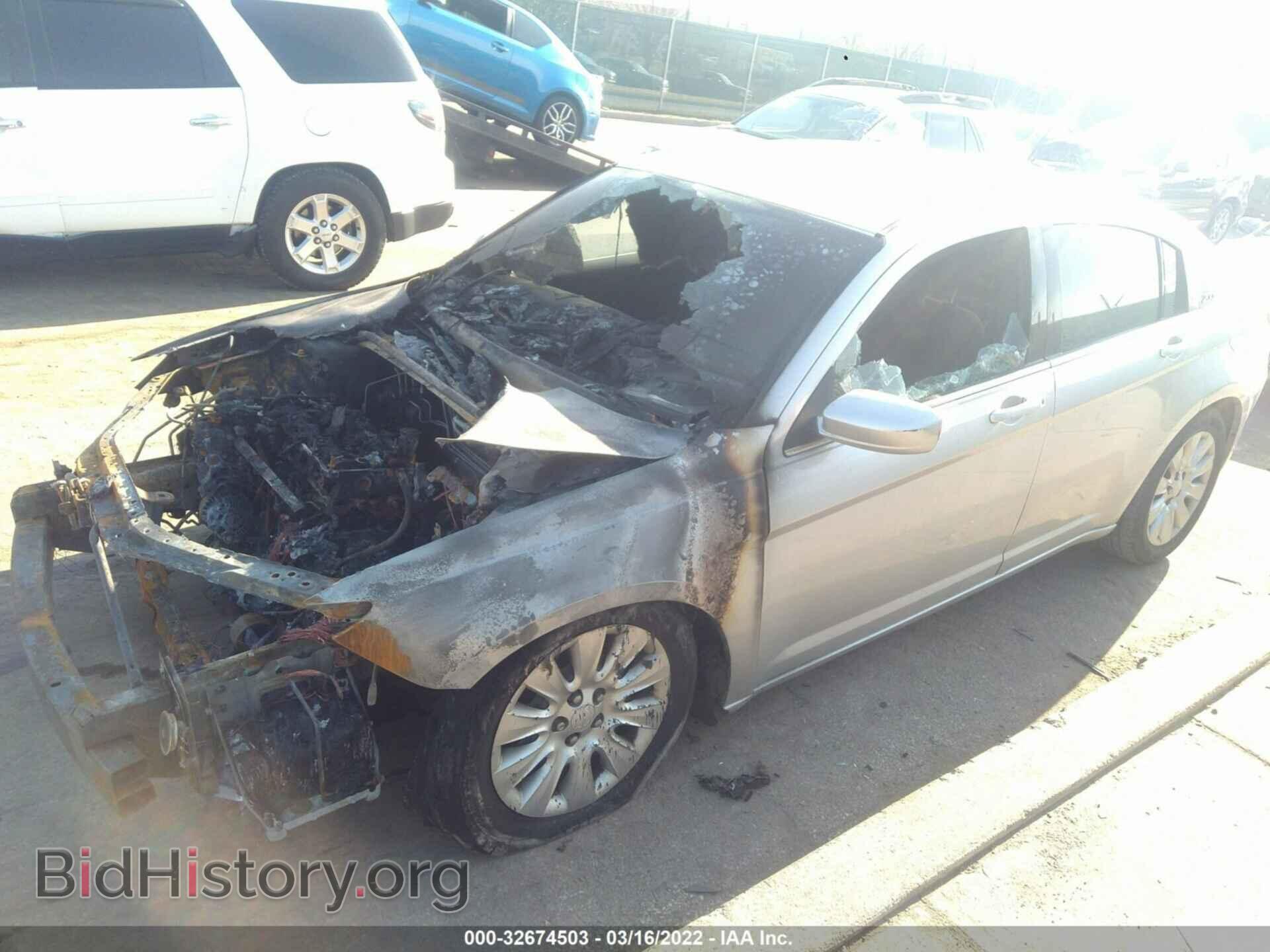 2012 CHRYSLER 200 - VIN: 1C3CCBAB4CN100856 - Фото 2