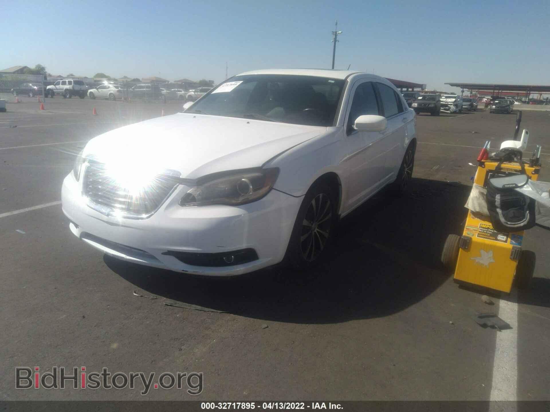 2011 CHRYSLER 200 - VIN: 1C3BC8FG3BN567669 - Фото 2
