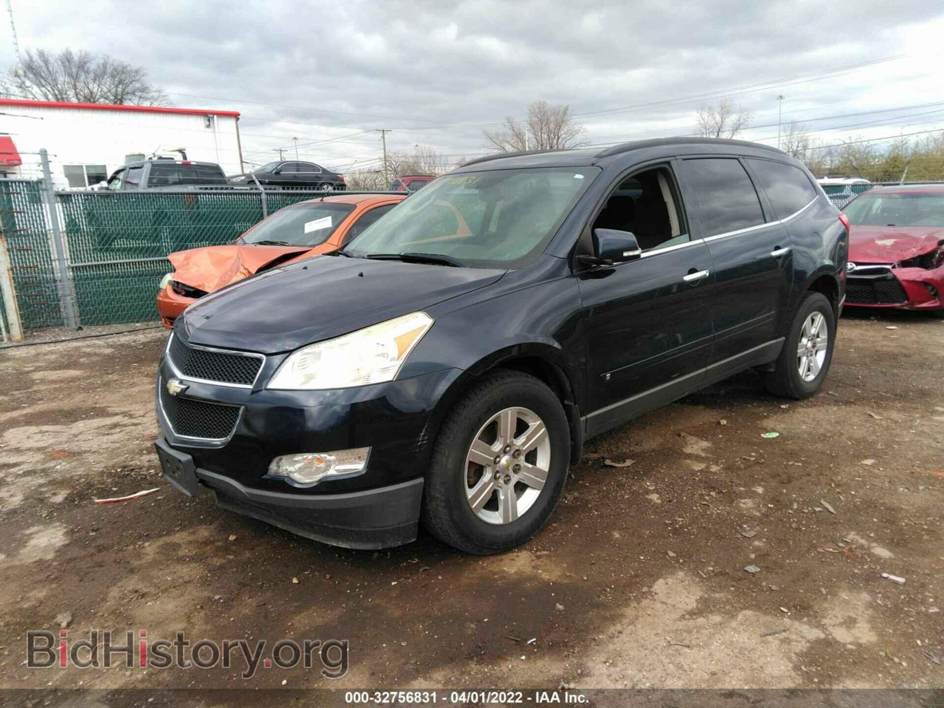 2010 CHEVROLET TRAVERSE - VIN: 1GNLVFED4AS113072 - Фото 2