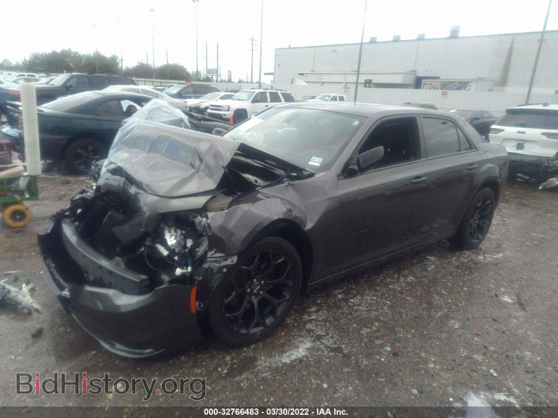 2019 CHRYSLER 300 - VIN: 2C3CCAAG5KH727143 - Фото 2