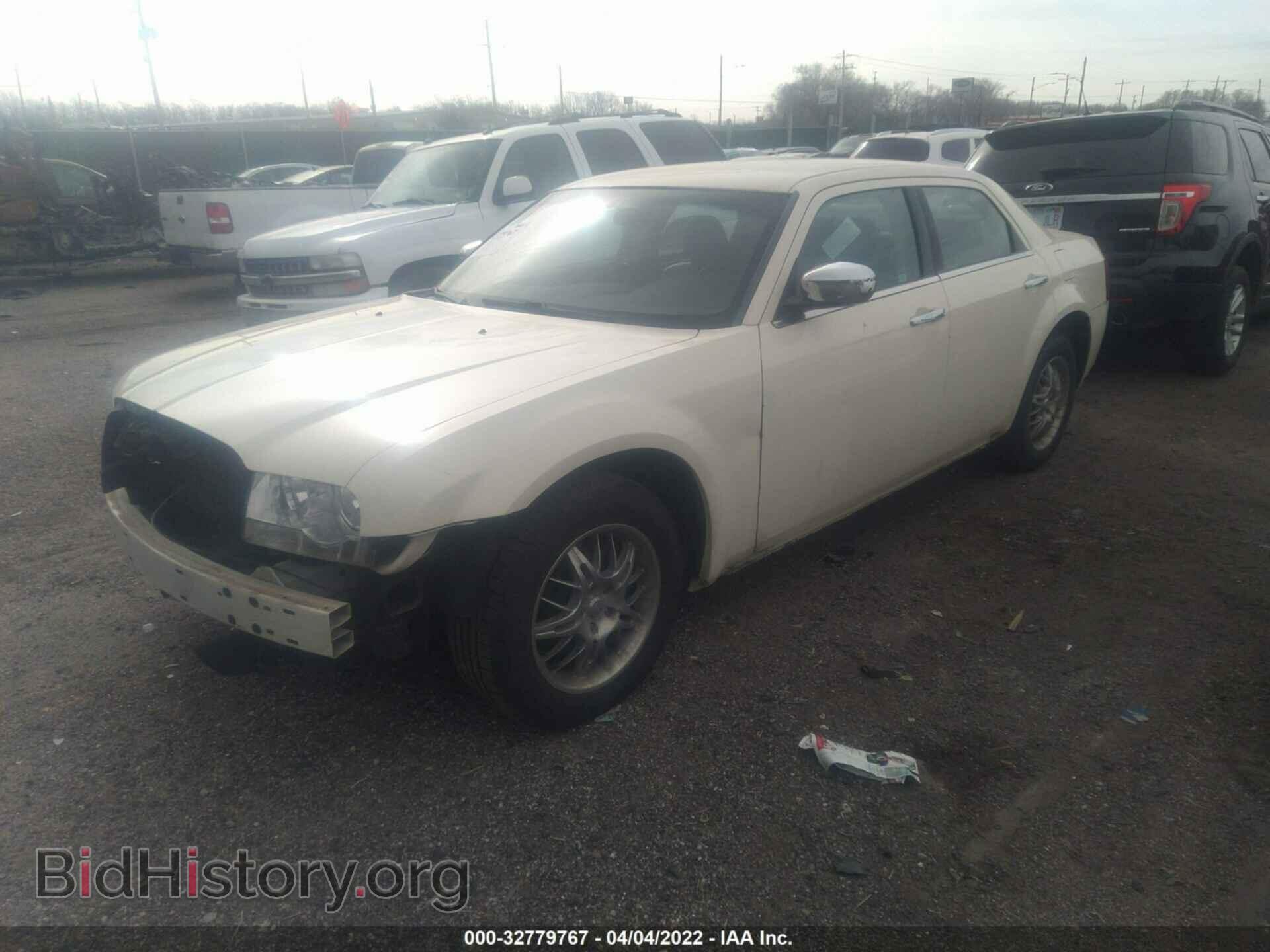2010 CHRYSLER 300 - VIN: 2C3CA5CV8AH195636 - Фото 2