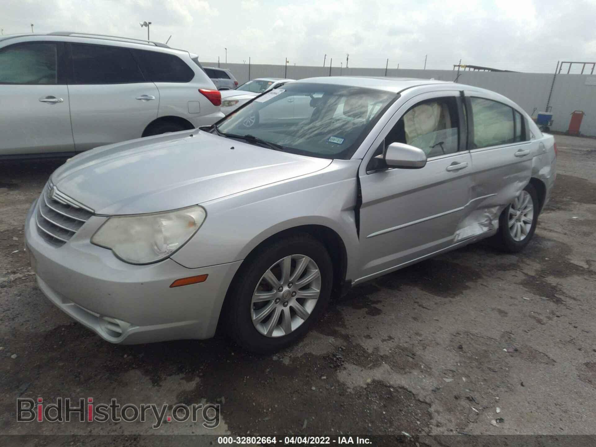 2010 CHRYSLER SEBRING - VIN: 1C3CC5FD0AN133569 - Фото 2