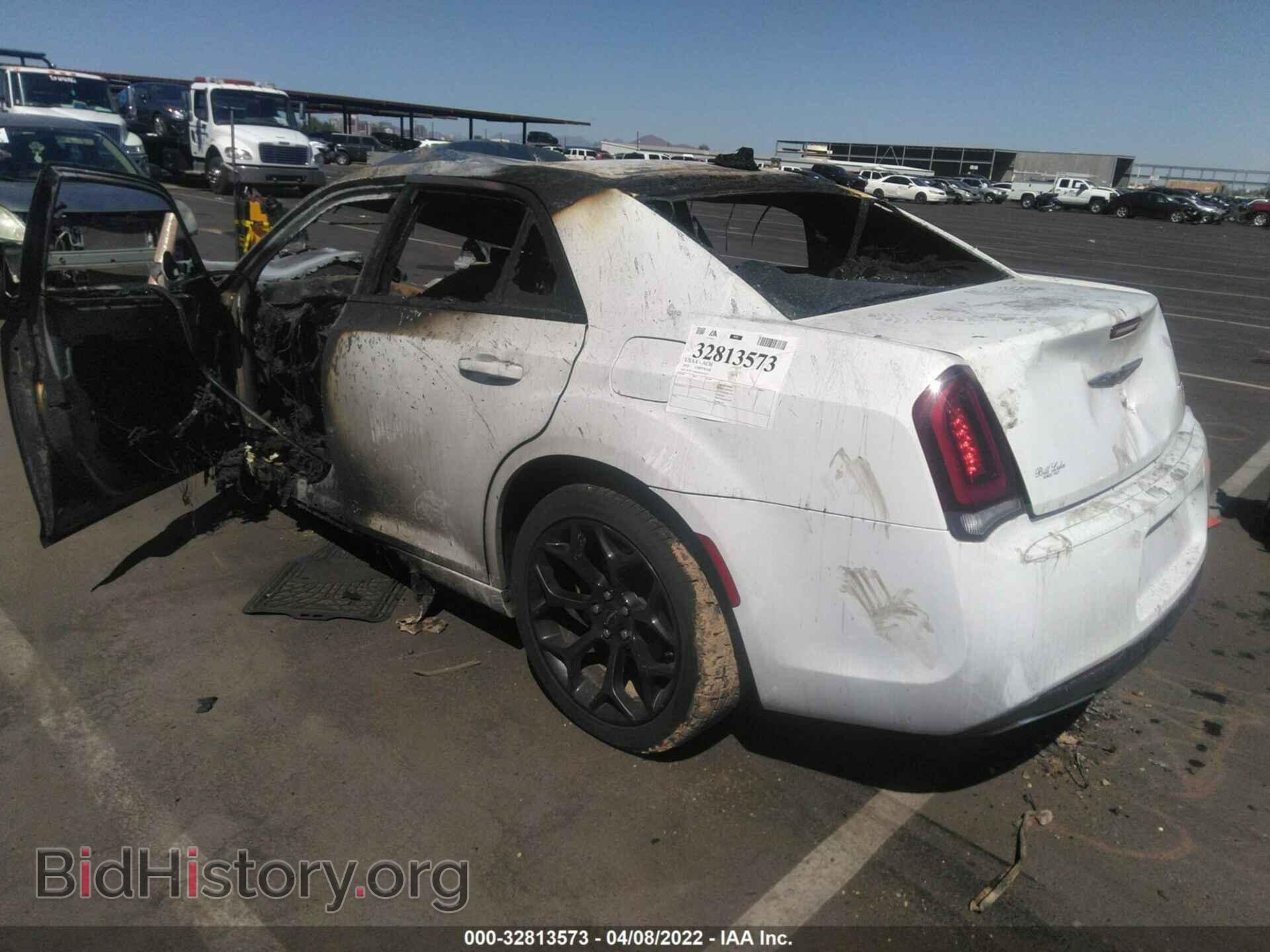 2019 CHRYSLER 300 - VIN: 2C3CCABG7KH516475 - Фото 3