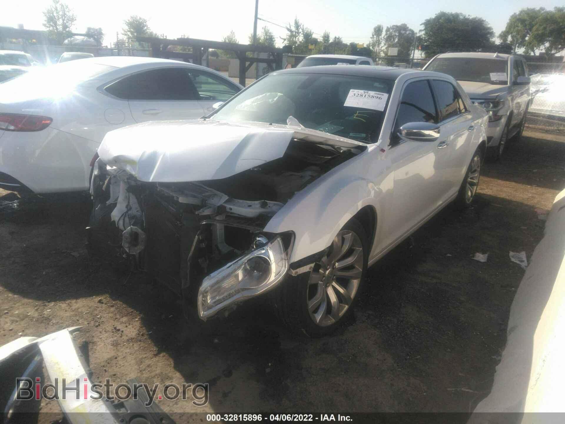 2019 CHRYSLER 300 - VIN: 2C3CCAEG2KH555809 - Фото 2