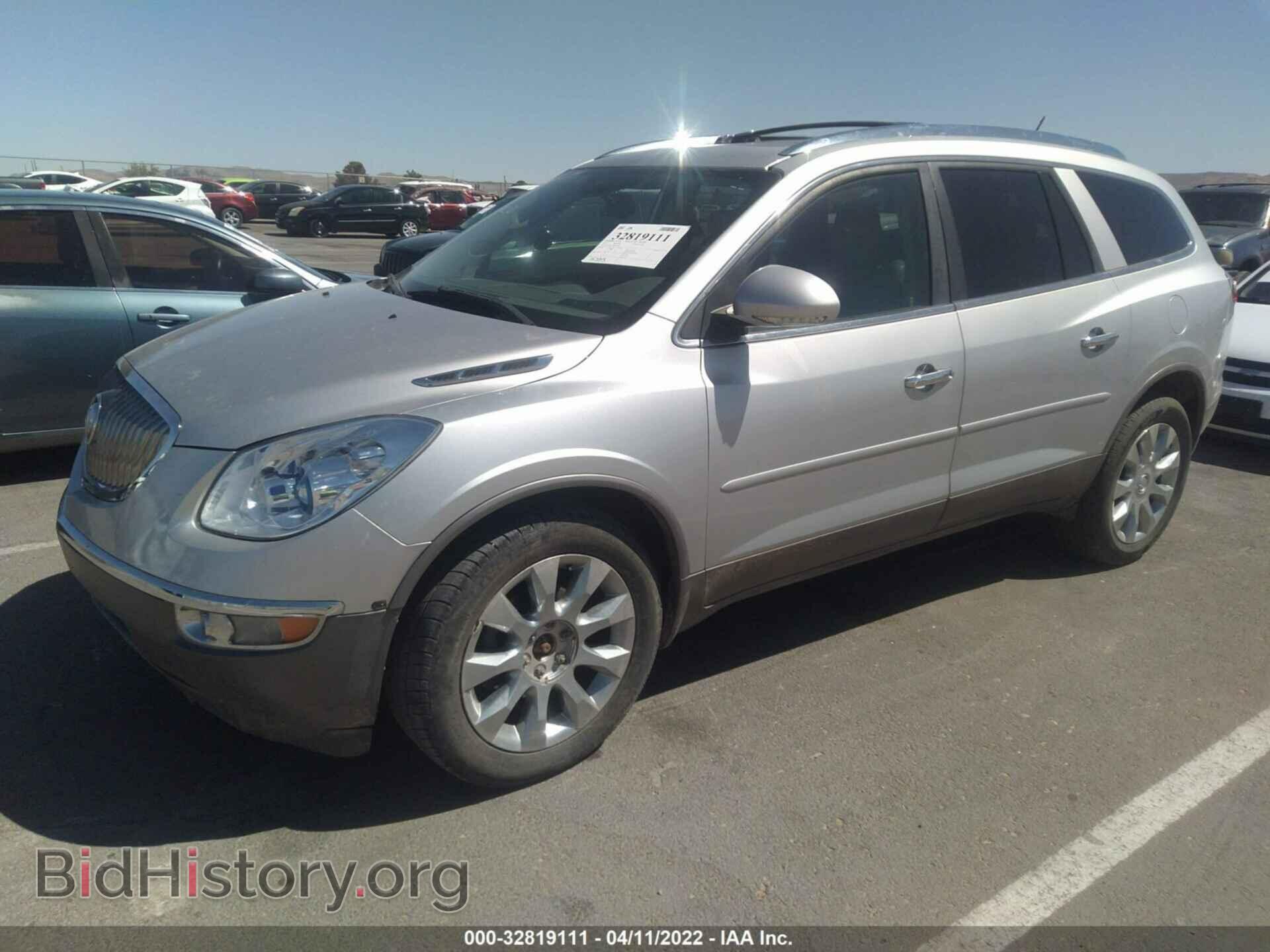 2011 BUICK ENCLAVE - VIN: 5GAKRCED3BJ184943 - Фото 2
