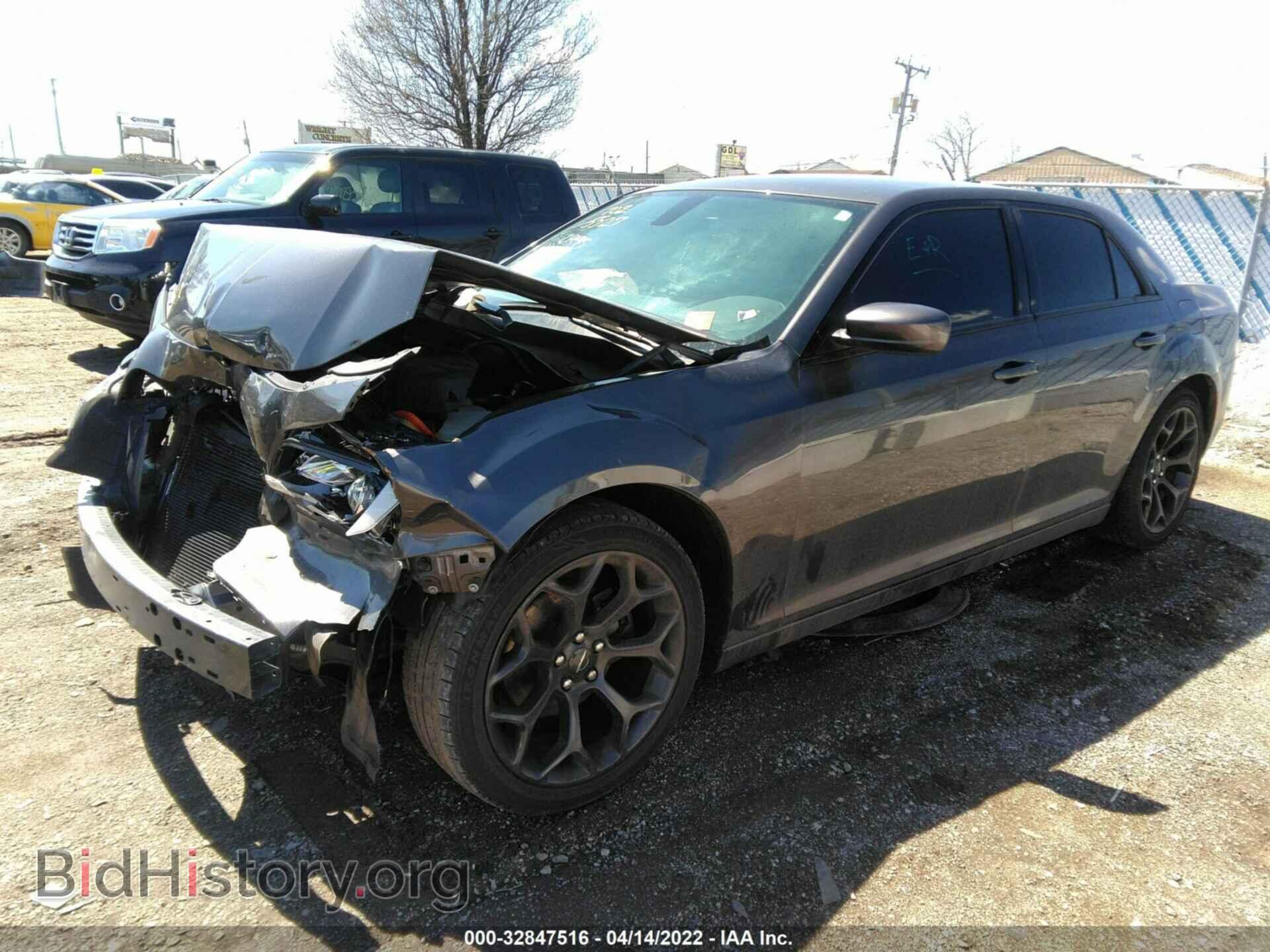 2019 CHRYSLER 300 - VIN: 2C3CCABG1KH628866 - Фото 2