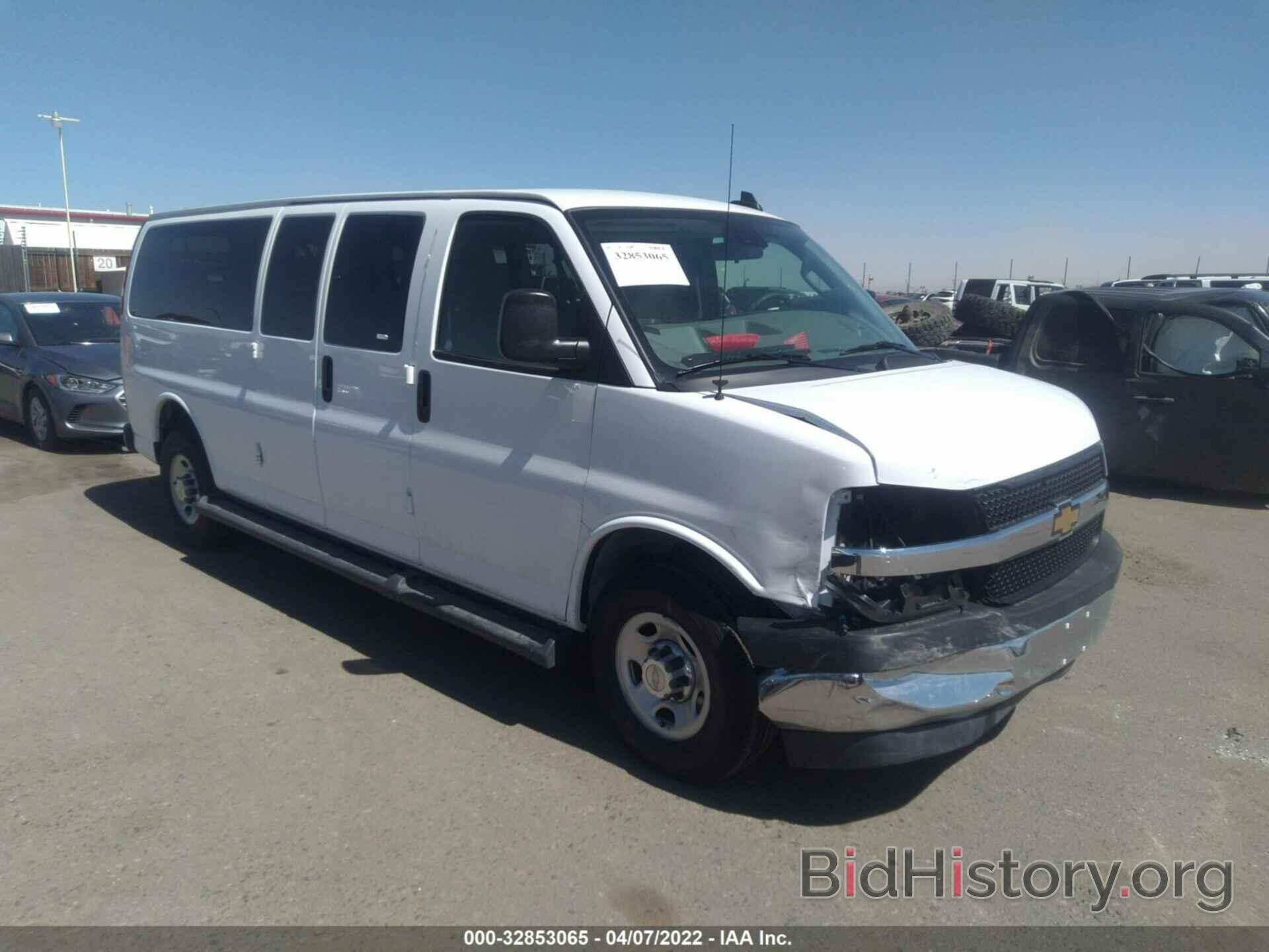 Photo 1GAZGPFG3L1215993 - CHEVROLET EXPRESS PASSENGER 2020