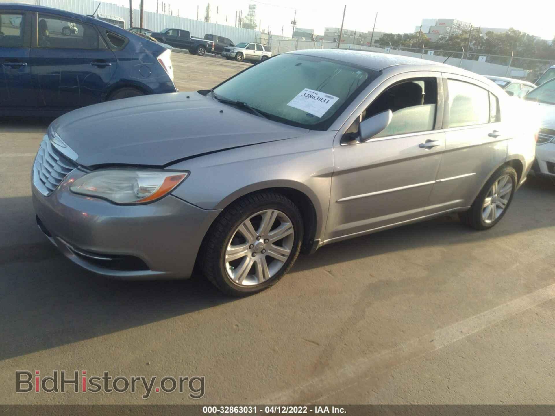 2013 CHRYSLER 200 - VIN: 1C3CCBBB8DN639741 - Photo 2