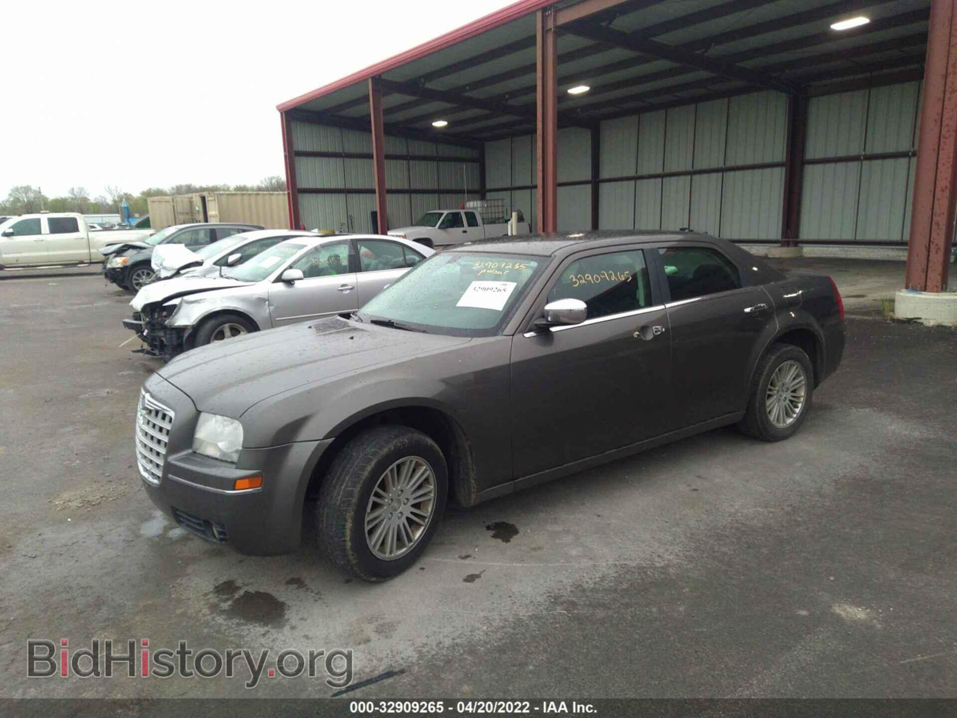 2010 CHRYSLER 300 - VIN: 2C3CA4CDXAH105758 - Фото 2