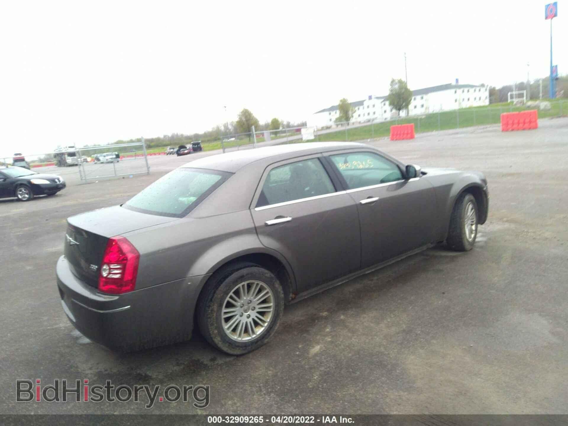 2010 CHRYSLER 300 - VIN: 2C3CA4CDXAH105758 - Фото 4