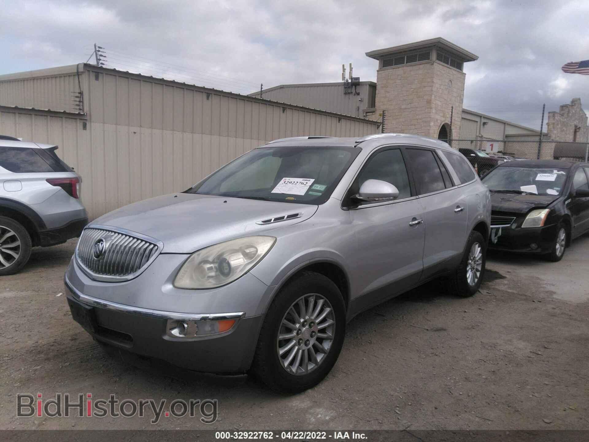 2011 BUICK ENCLAVE - VIN: 5GAKRAED0BJ173838 - Фото 2