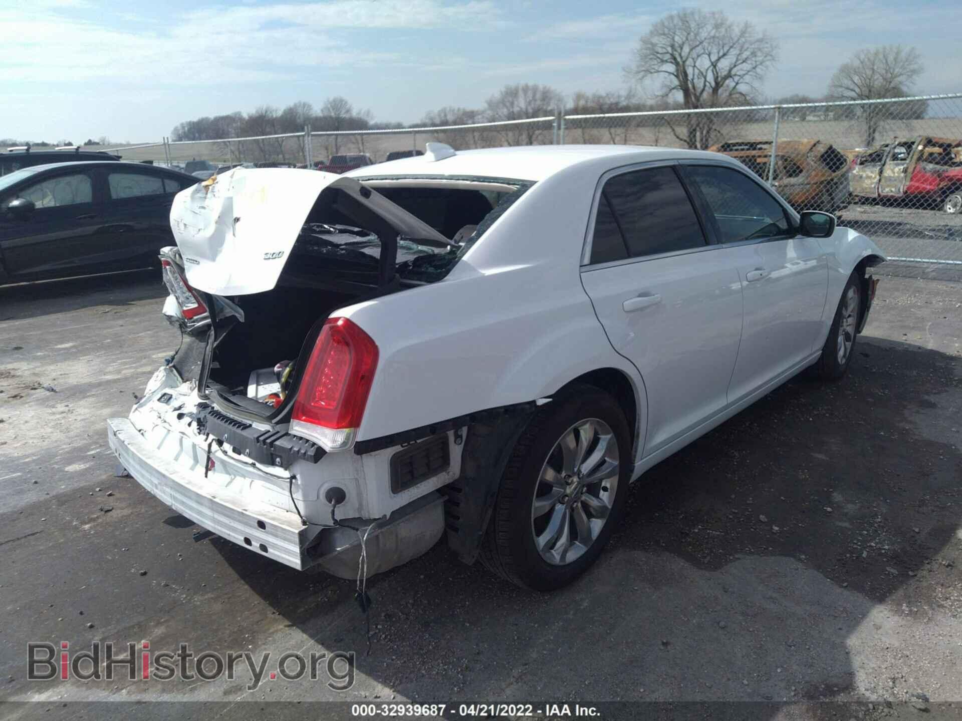 2019 CHRYSLER 300 - VIN: 2C3CCARG0KH611059 - Фото 4