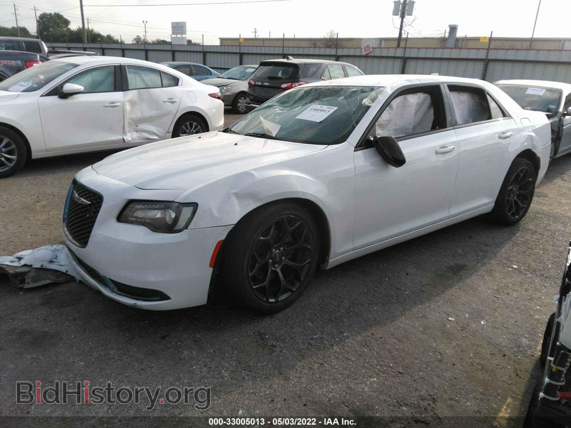 2019 CHRYSLER 300 - VIN: 2C3CCAAG2KH727052 - Фото 2