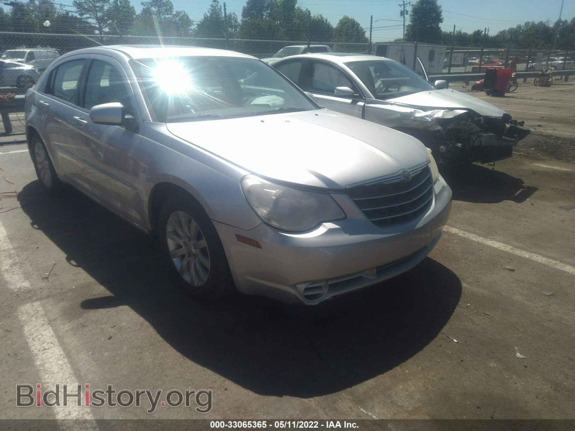 2010 CHRYSLER SEBRING - VIN: 1C3CC5FD5AN133602 - Фото 2