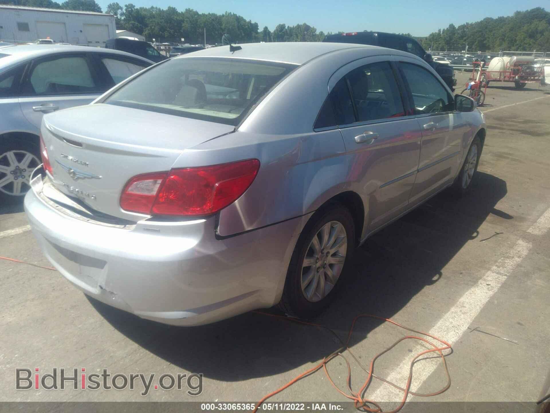 2010 CHRYSLER SEBRING - VIN: 1C3CC5FD5AN133602 - Фото 4
