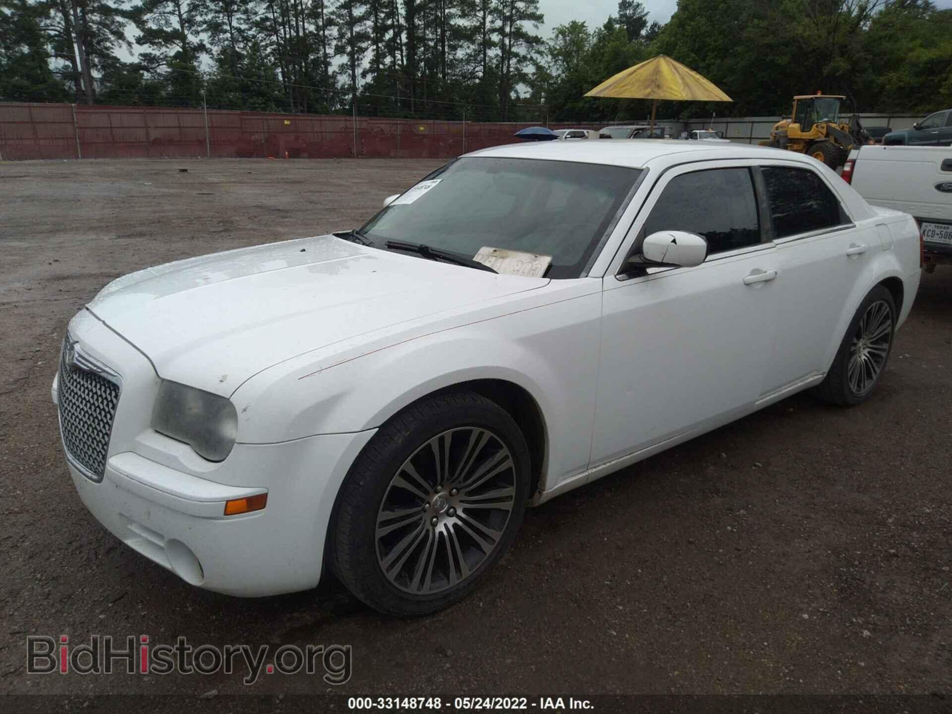 2010 CHRYSLER 300 - VIN: 2C3CA2CVXAH329450 - Фото 2