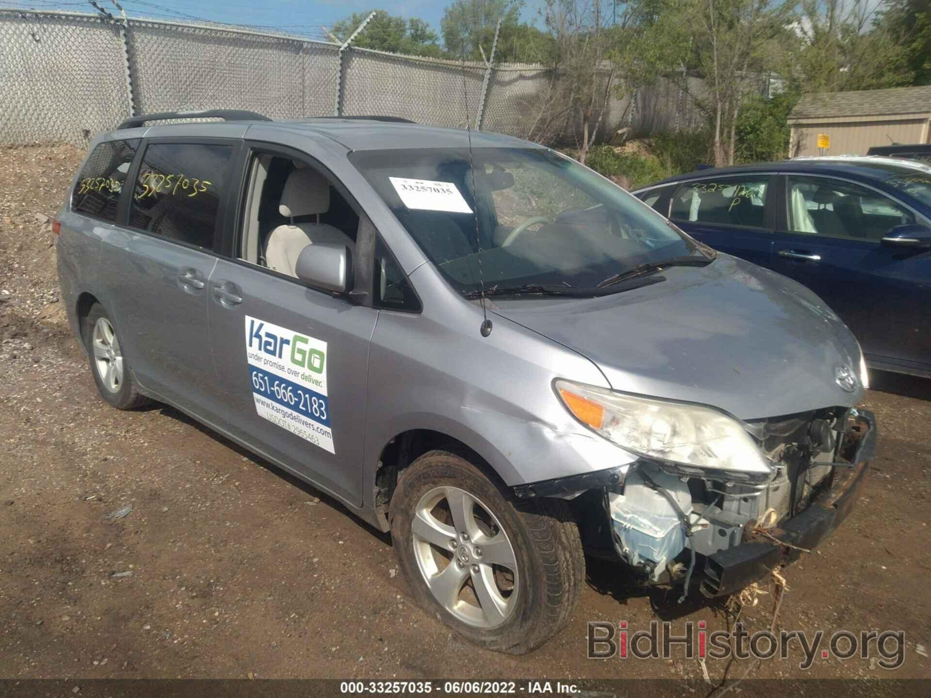 Photo 5TDKK3DC9BS065129 - TOYOTA SIENNA 2011