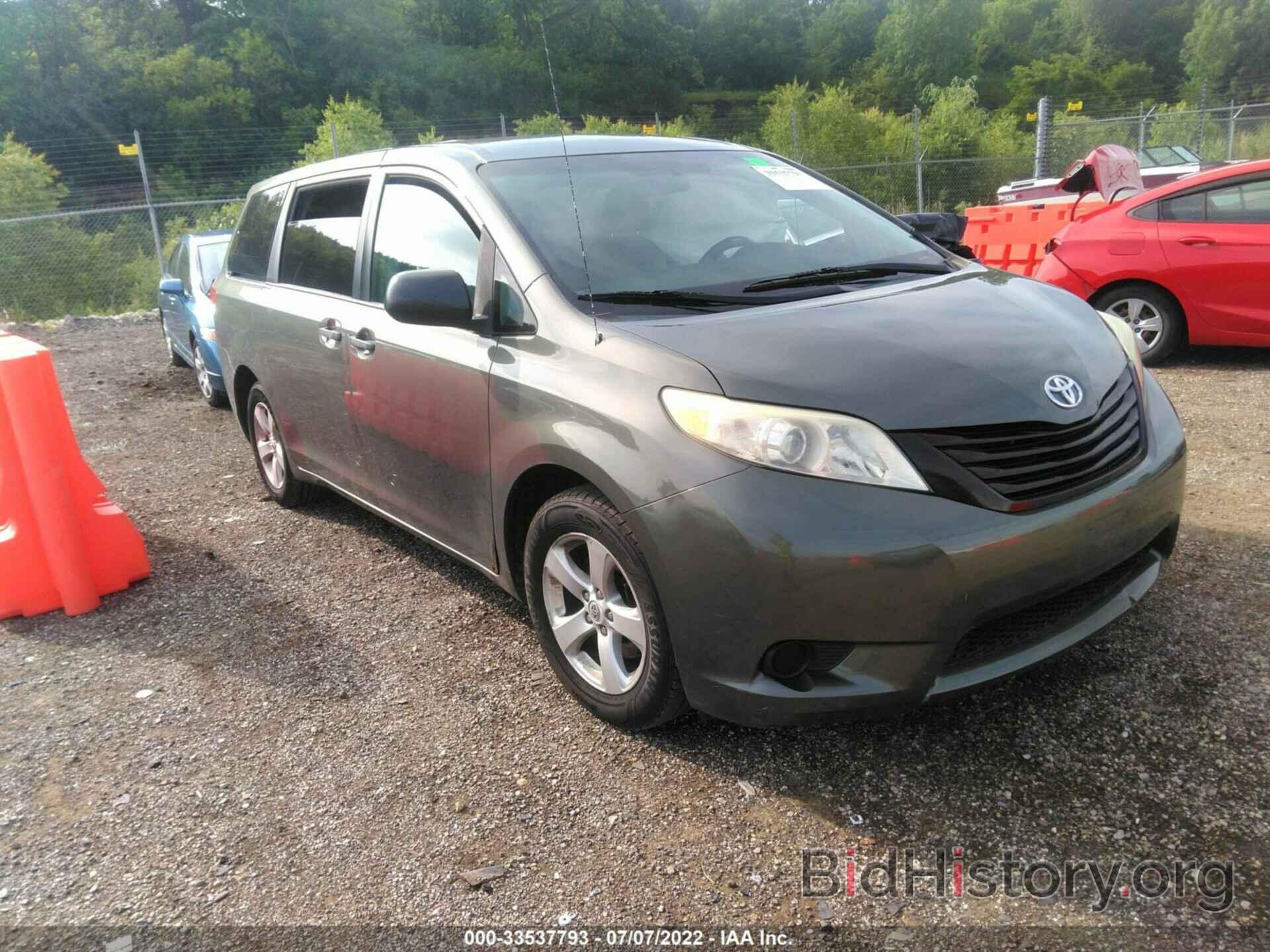 Photo 5TDKA3DCXBS005105 - TOYOTA SIENNA 2011