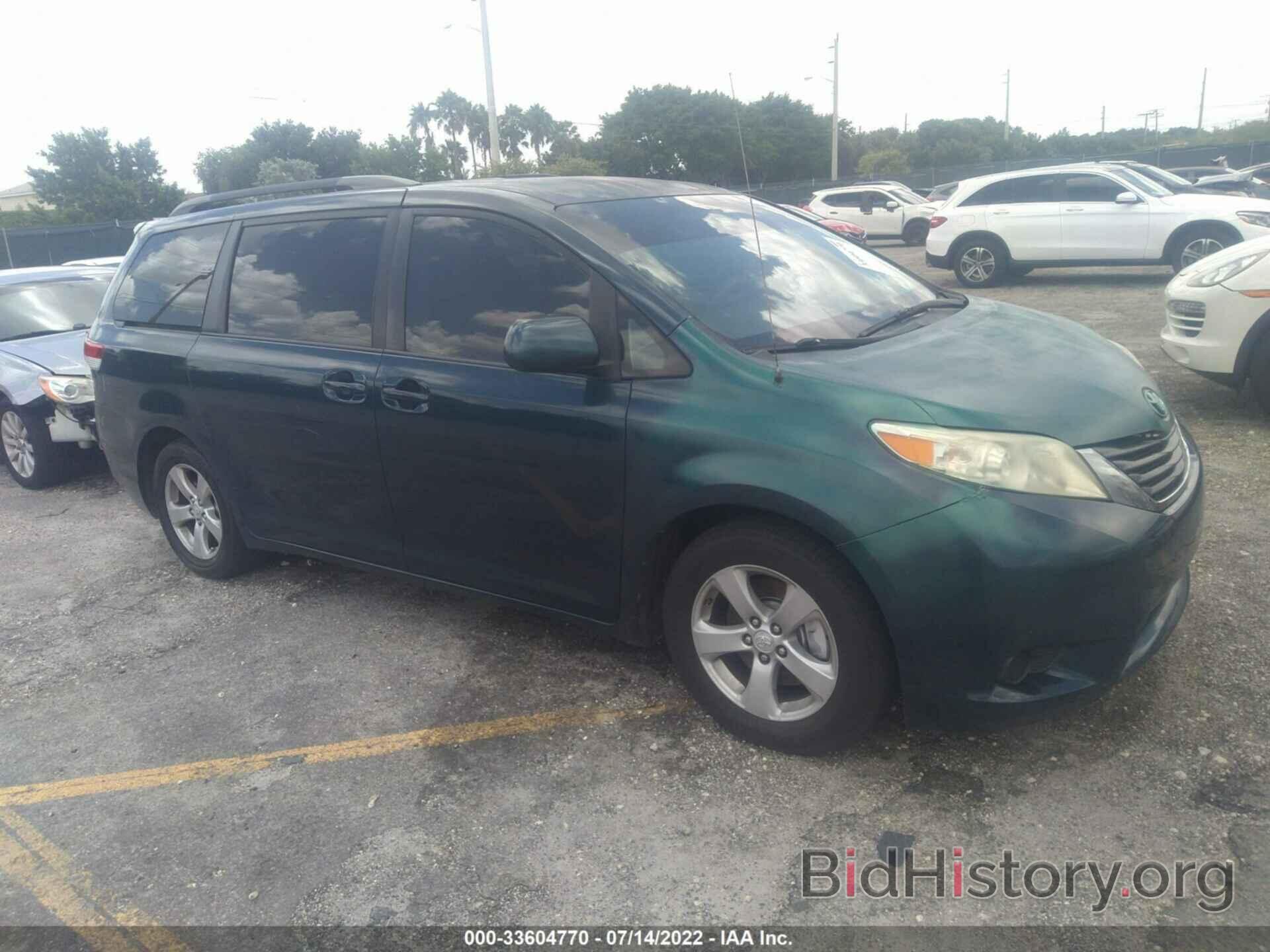 Photo 5TDKK3DC6BS071180 - TOYOTA SIENNA 2011