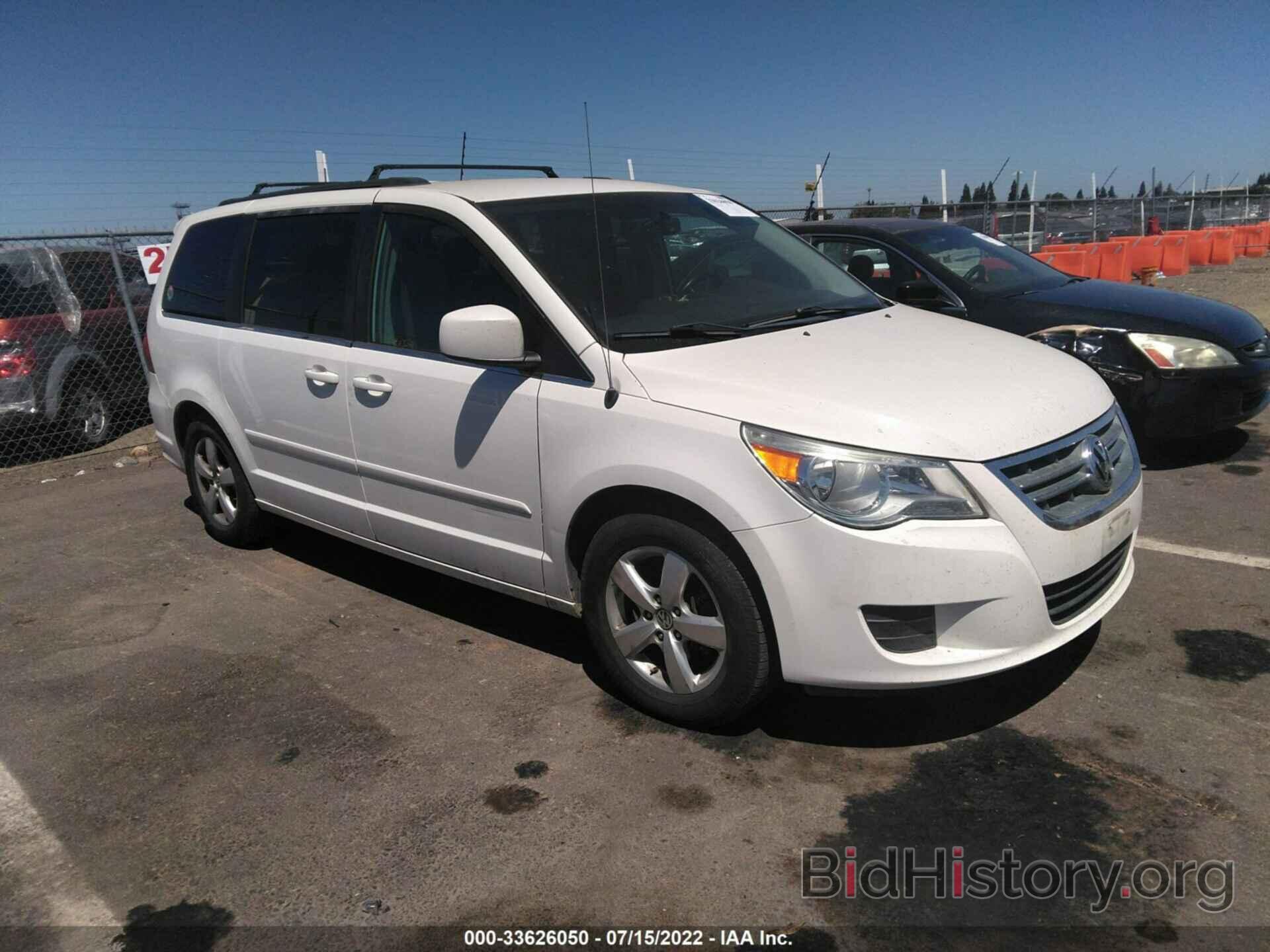 Photo 2V4RW3DG7BR804972 - VOLKSWAGEN ROUTAN 2011