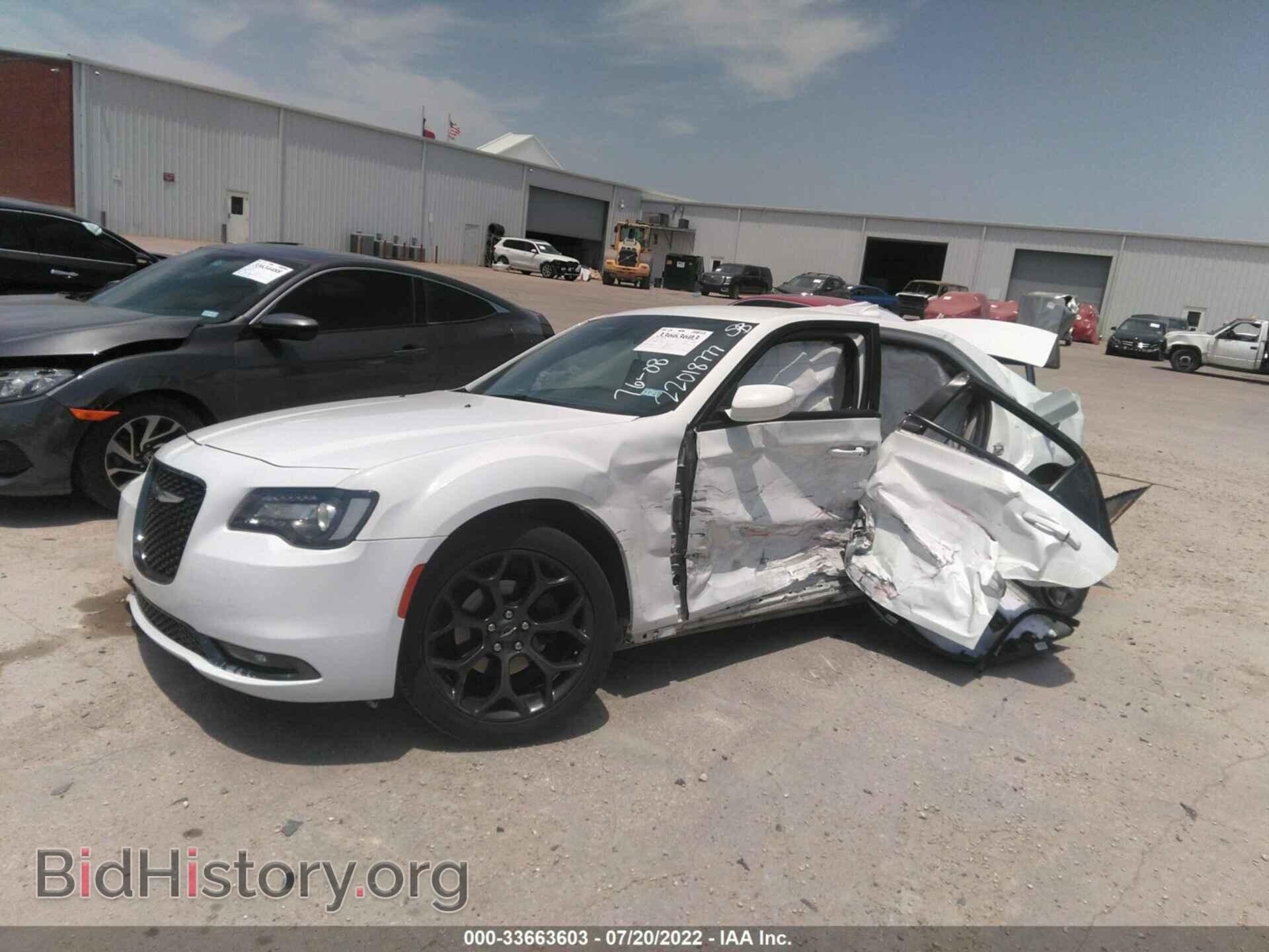 2019 CHRYSLER 300 - VIN: 2C3CCABG8KH538050 - Фото 2