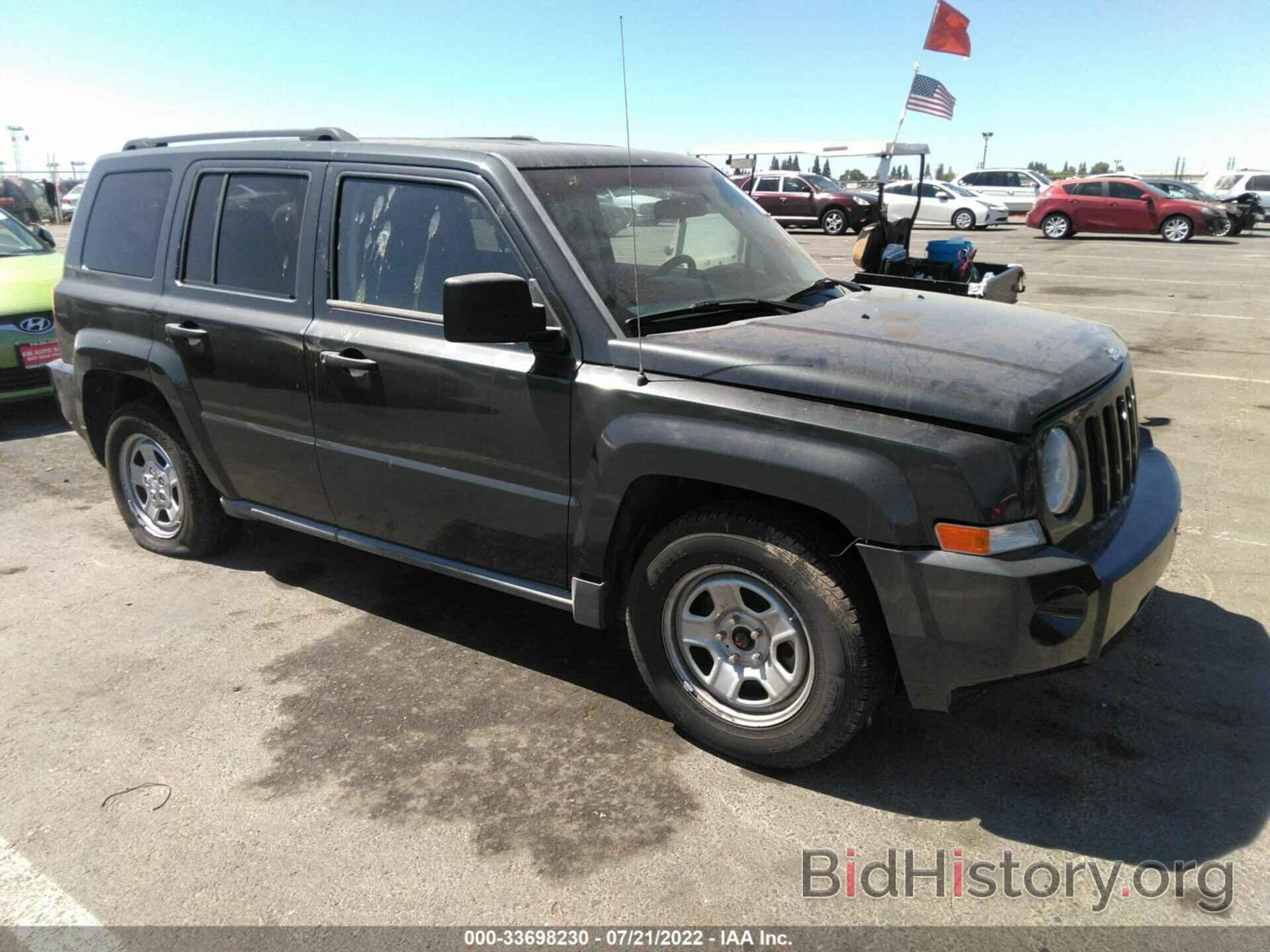 Photo 1J4NT1GA3AD676464 - JEEP PATRIOT 2010