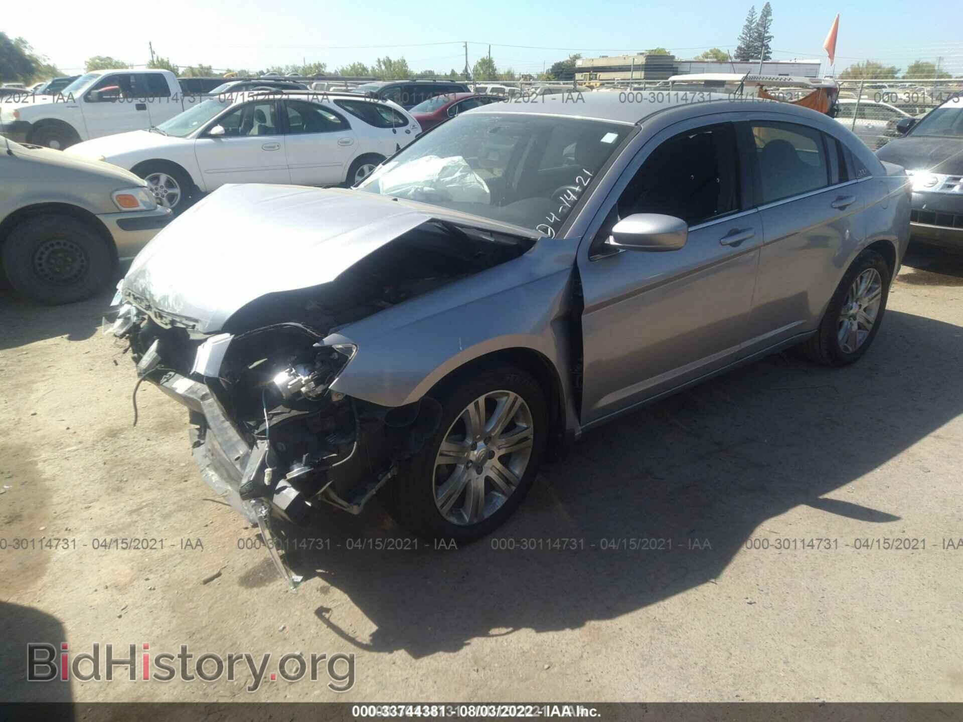 2013 CHRYSLER 200 - VIN: 1C3CCBAB0DN705653 - Фото 2