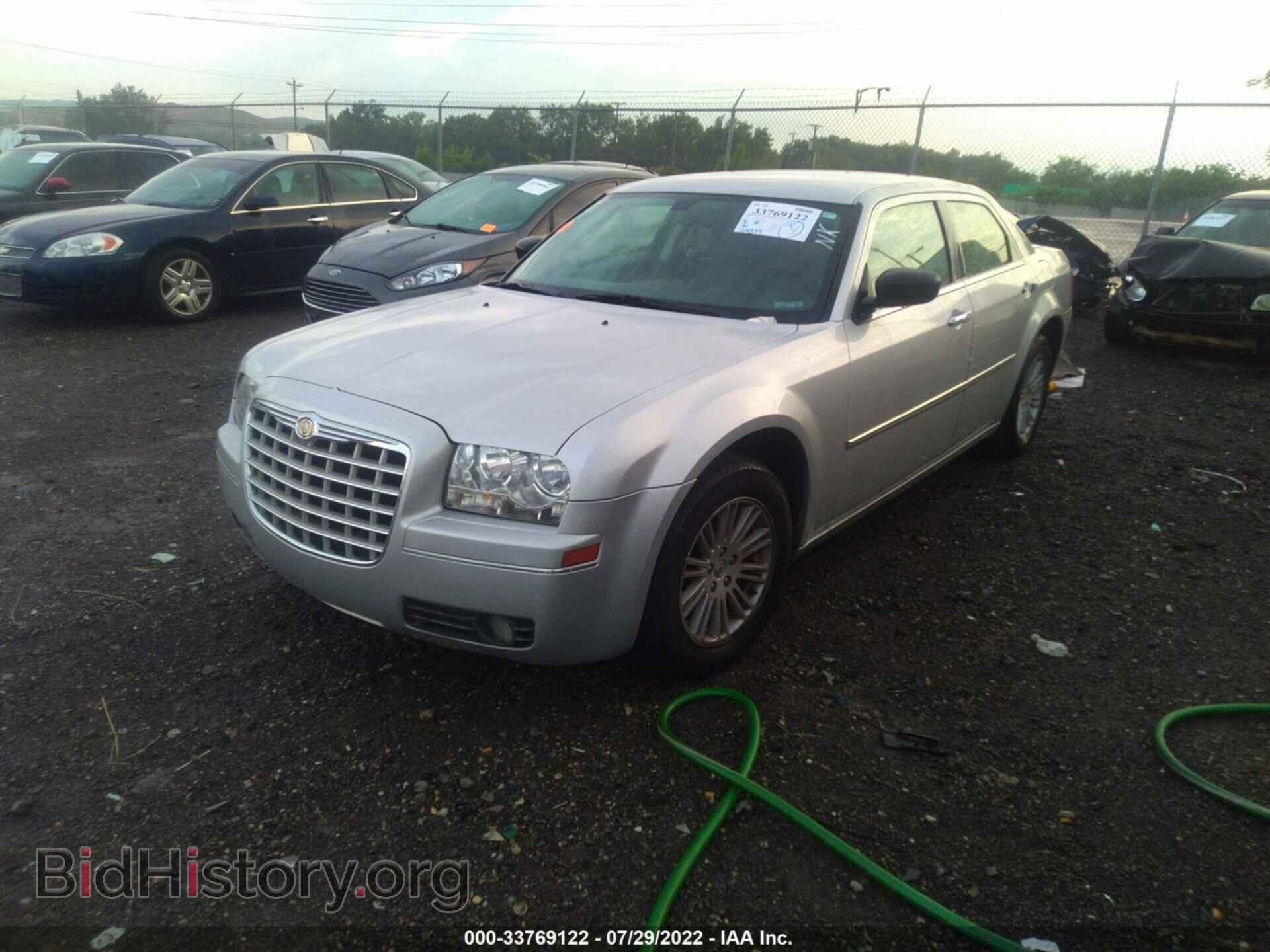 2010 CHRYSLER 300 - VIN: 2C3CA5CV0AH180192 - Фото 2