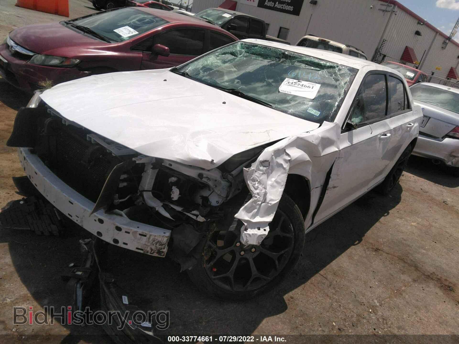 2019 CHRYSLER 300 - VIN: 2C3CCABG7KH686142 - Фото 2