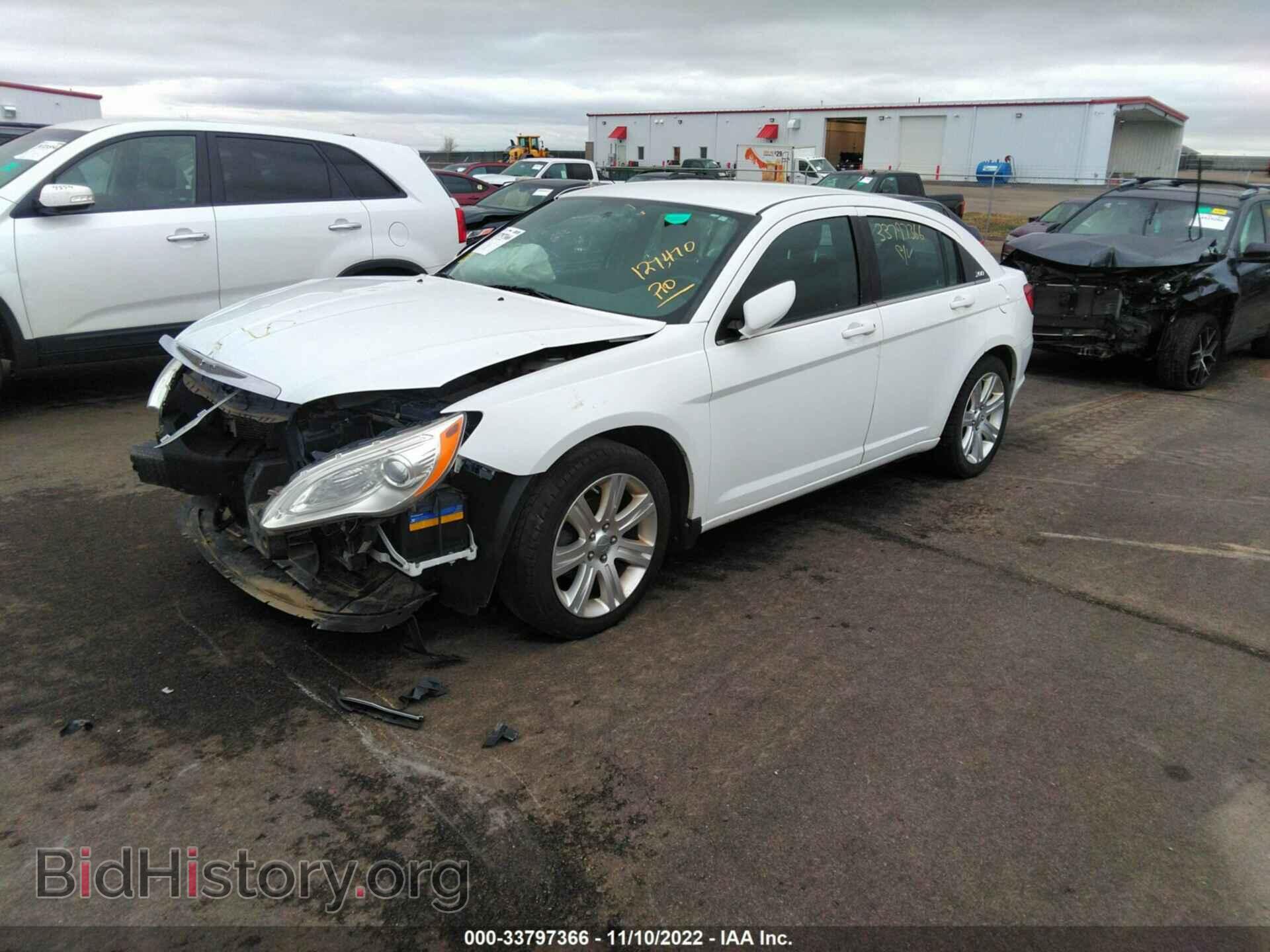 2011 CHRYSLER 200 - VIN: 1C3BC1FB0BN611462 - Фото 2