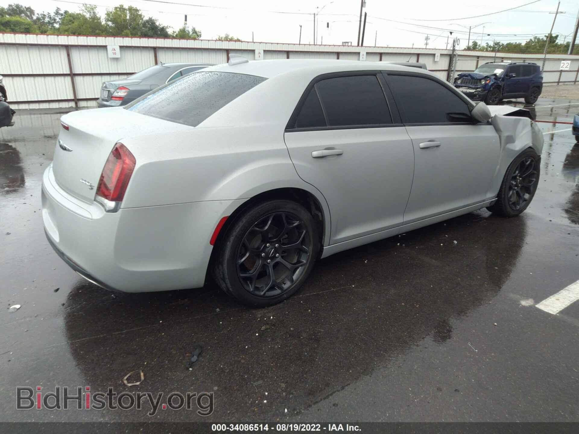 2019 CHRYSLER 300 - VIN: 2C3CCABG0KH516110 - Фото 4