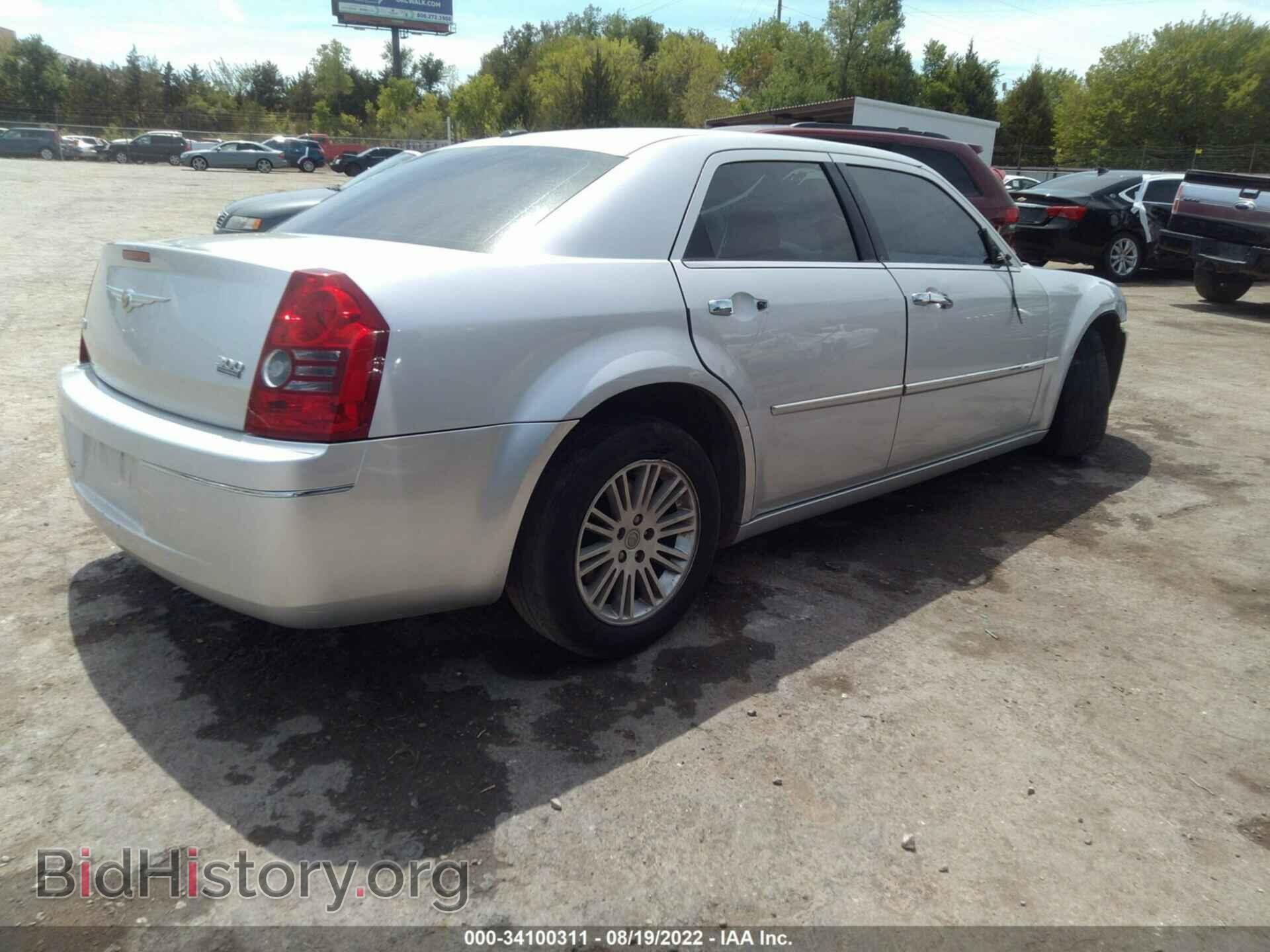 2010 CHRYSLER 300 - VIN: 2C3CA5CV0AH324825 - Фото 4