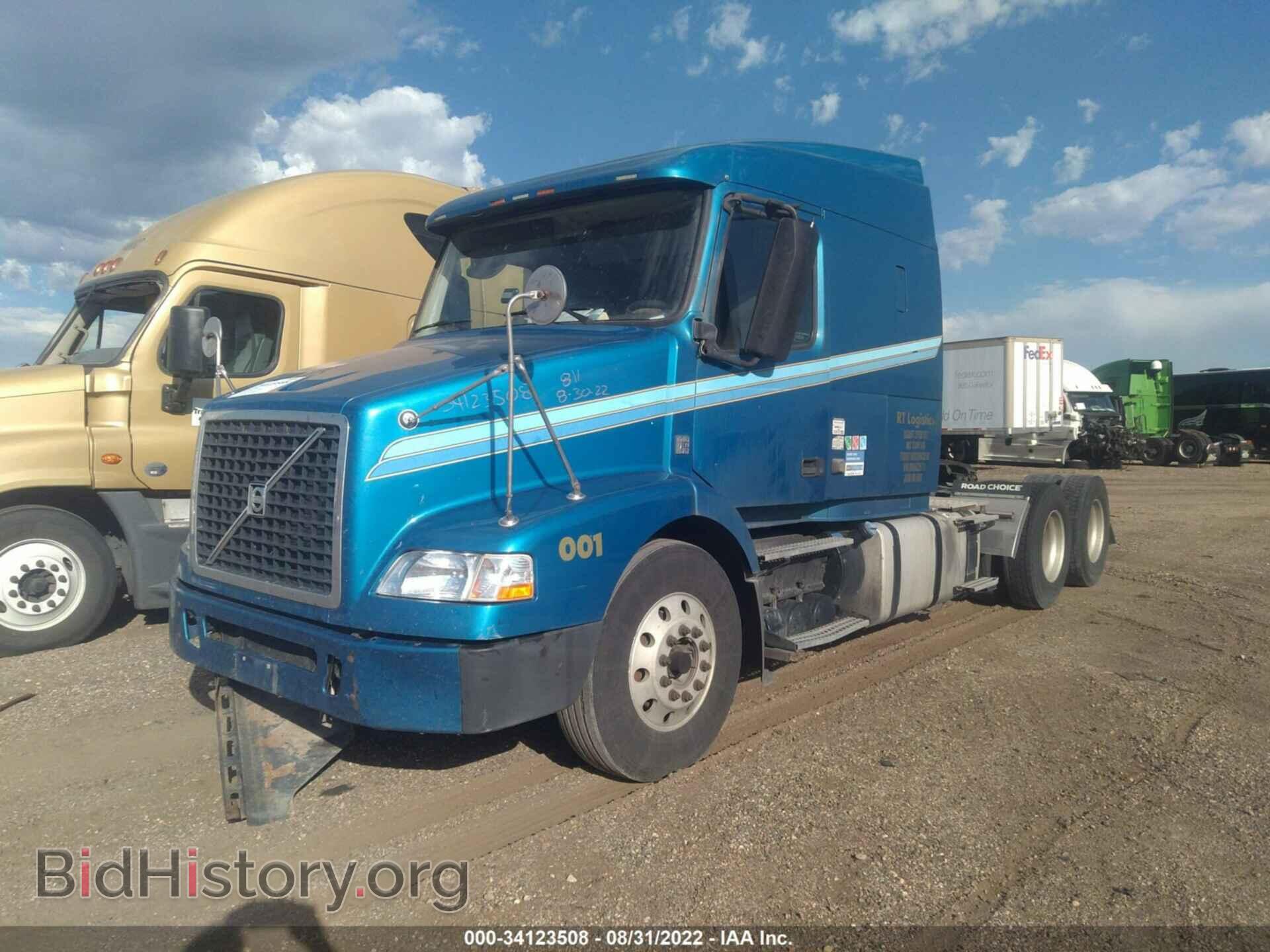 2013 VOLVO VN - VIN: 4V4MC9EH4DN562573 - Фото 2