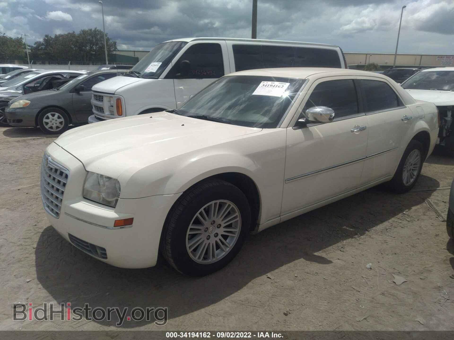 2010 CHRYSLER 300 - VIN: 2C3CA5CV6AH315580 - Фото 2