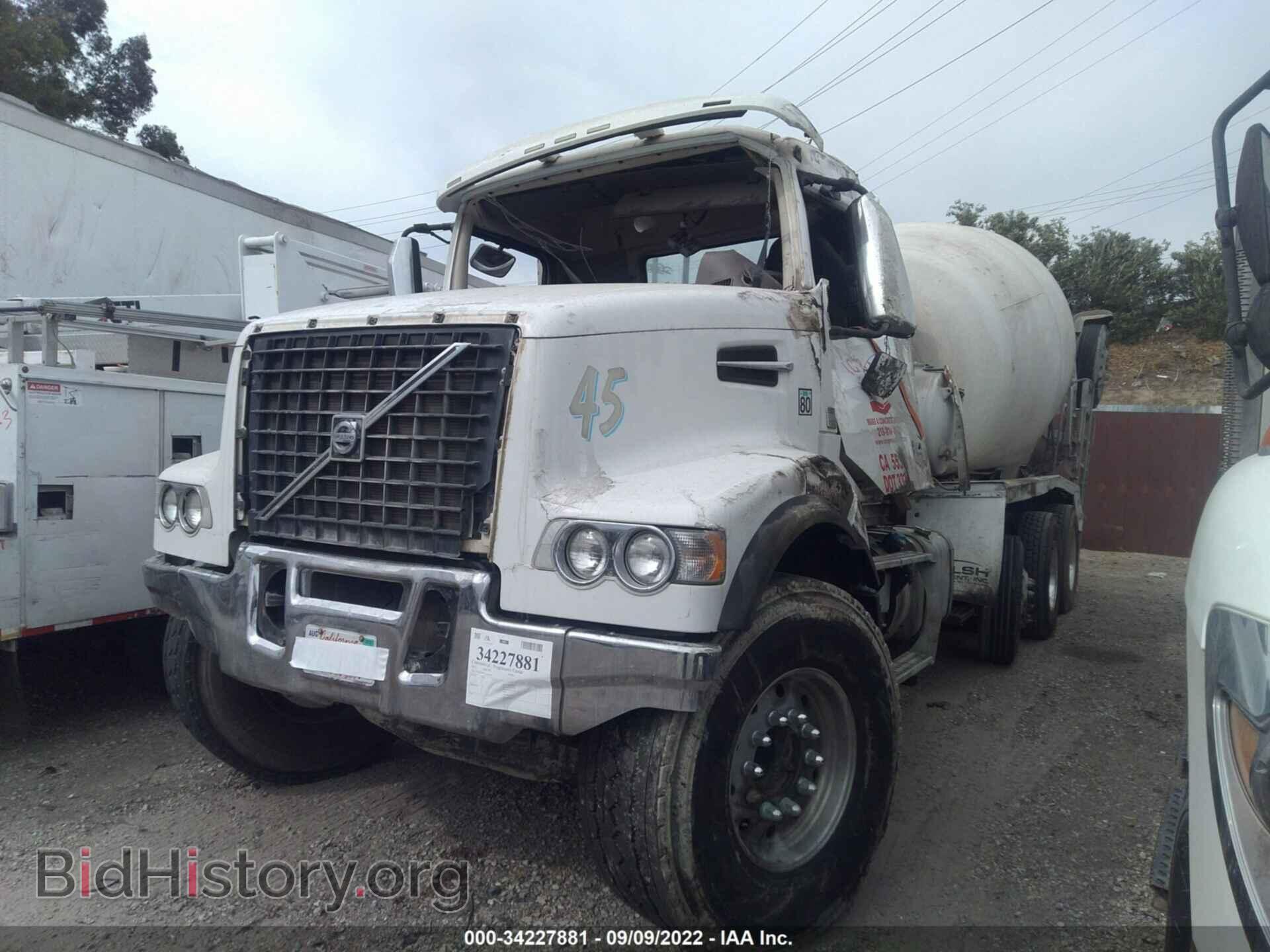 2015 VOLVO VHD - VIN: 4V5KC9DF4FN183434 - Фото 2