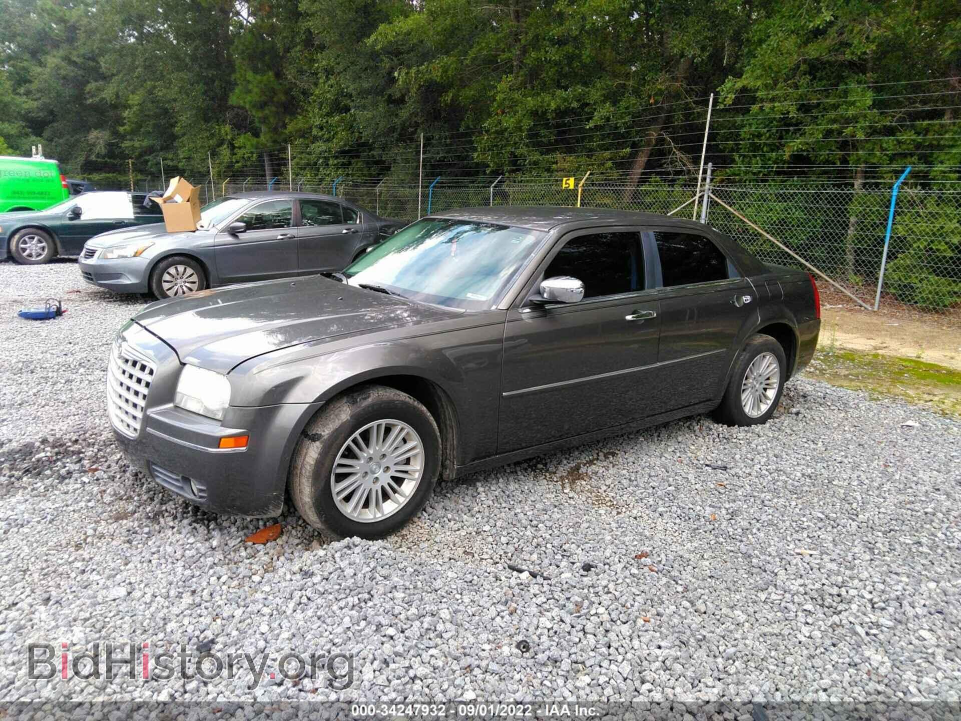 2010 CHRYSLER 300 - VIN: 2C3CA5CV0AH192861 - Фото 2