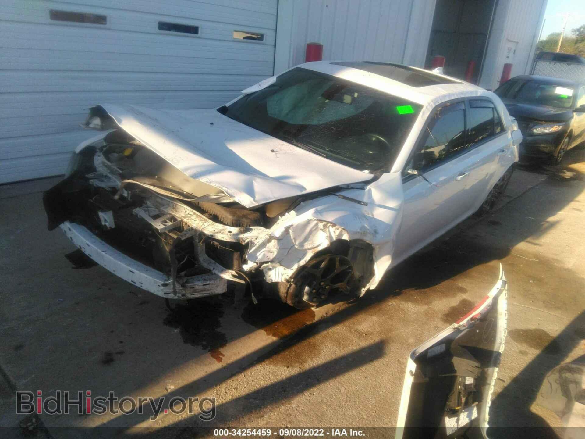 2018 CHRYSLER 300 - VIN: 2C3CCAGG8JH251010 - Фото 2
