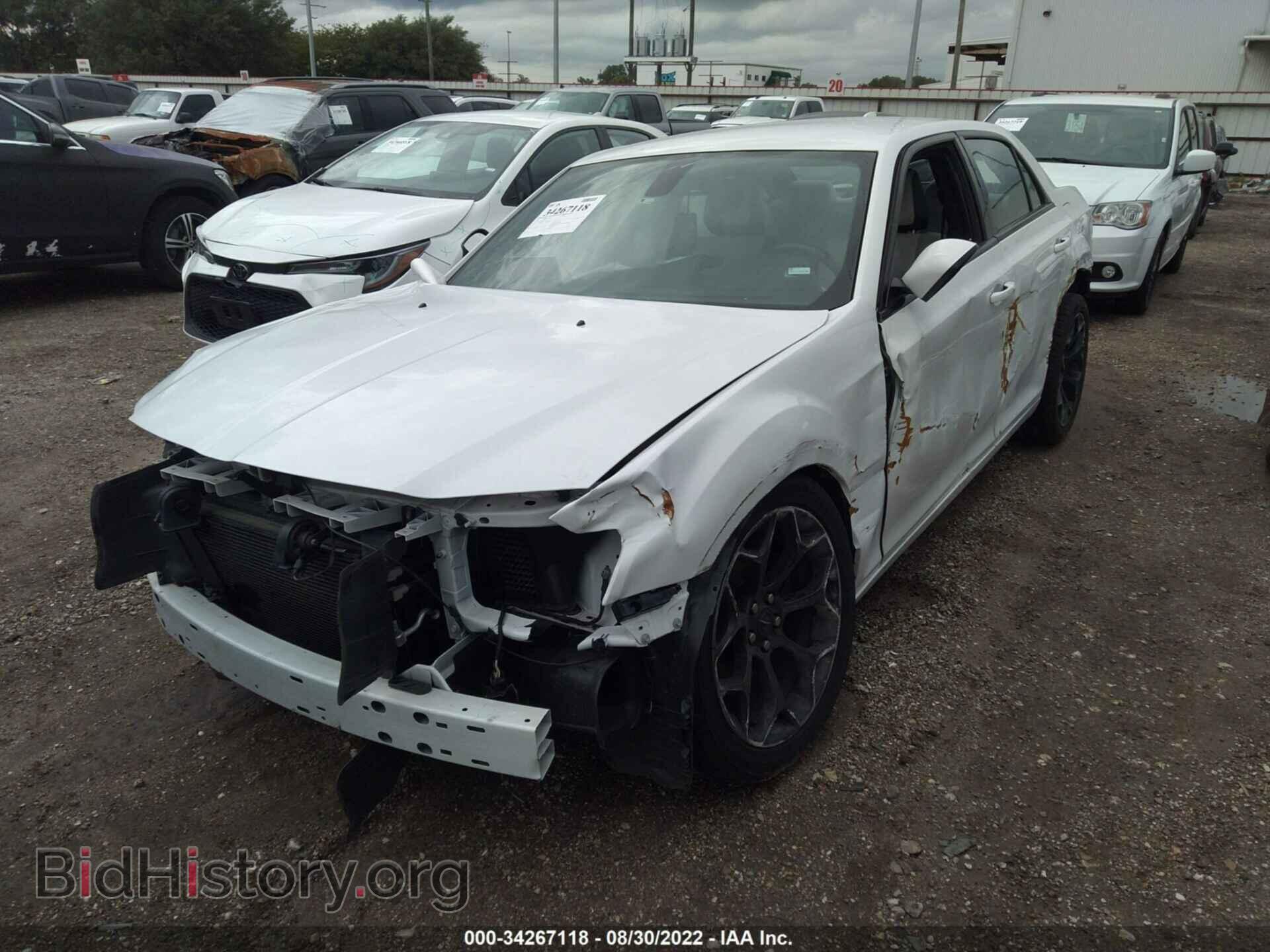 2019 CHRYSLER 300 - VIN: 2C3CCABG0KH697404 - Фото 2