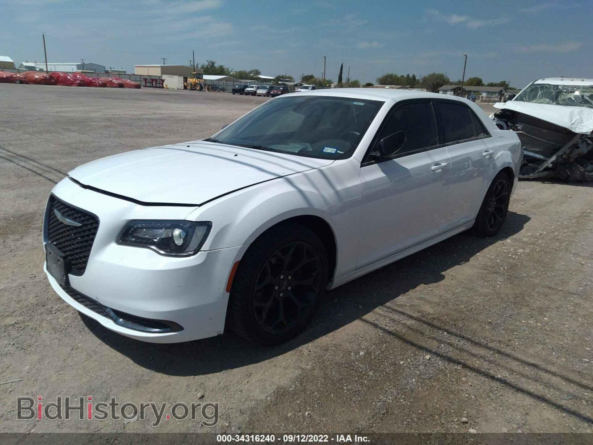 2019 CHRYSLER 300 - VIN: 2C3CCAAG2KH610166 - Фото 2